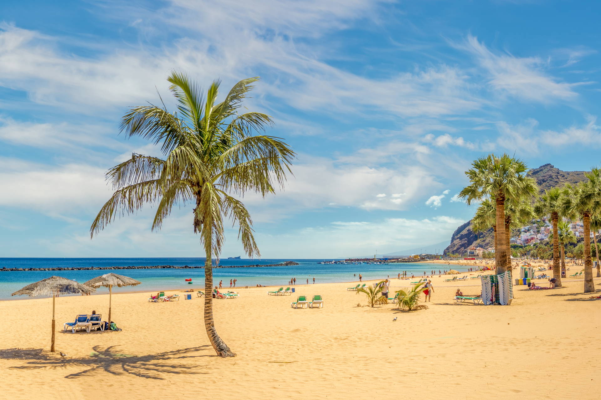 Krajobrazowe zdjęcie plaży Las Teresitas na Teneryfie w Hiszpanii.