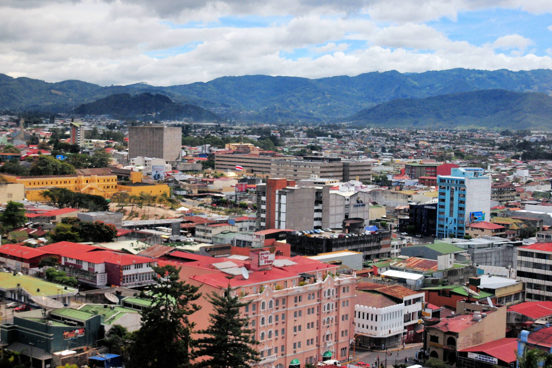 Panorama miasta San José w Kostaryce z widokiem na góry.