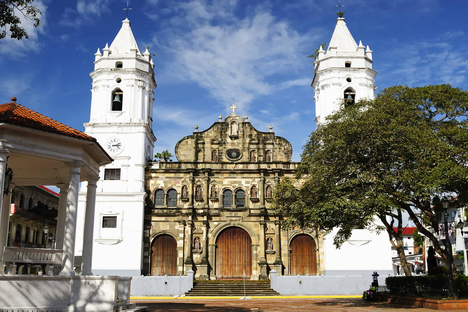 Fasada katedry w Panamie z dwiema wieżami.