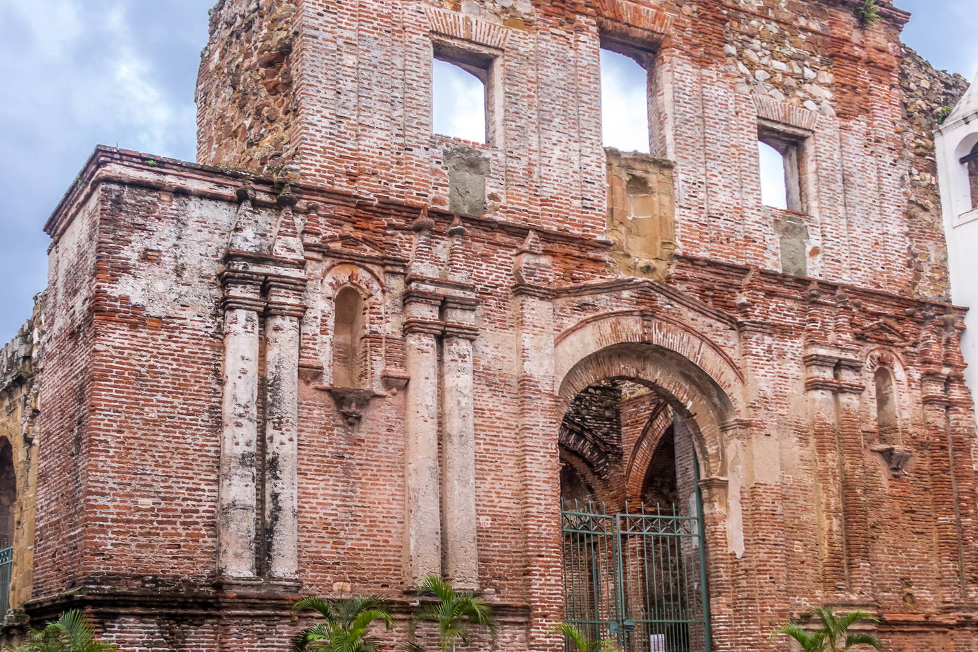 Ruiny kościoła Santo Domingo w Panamie.