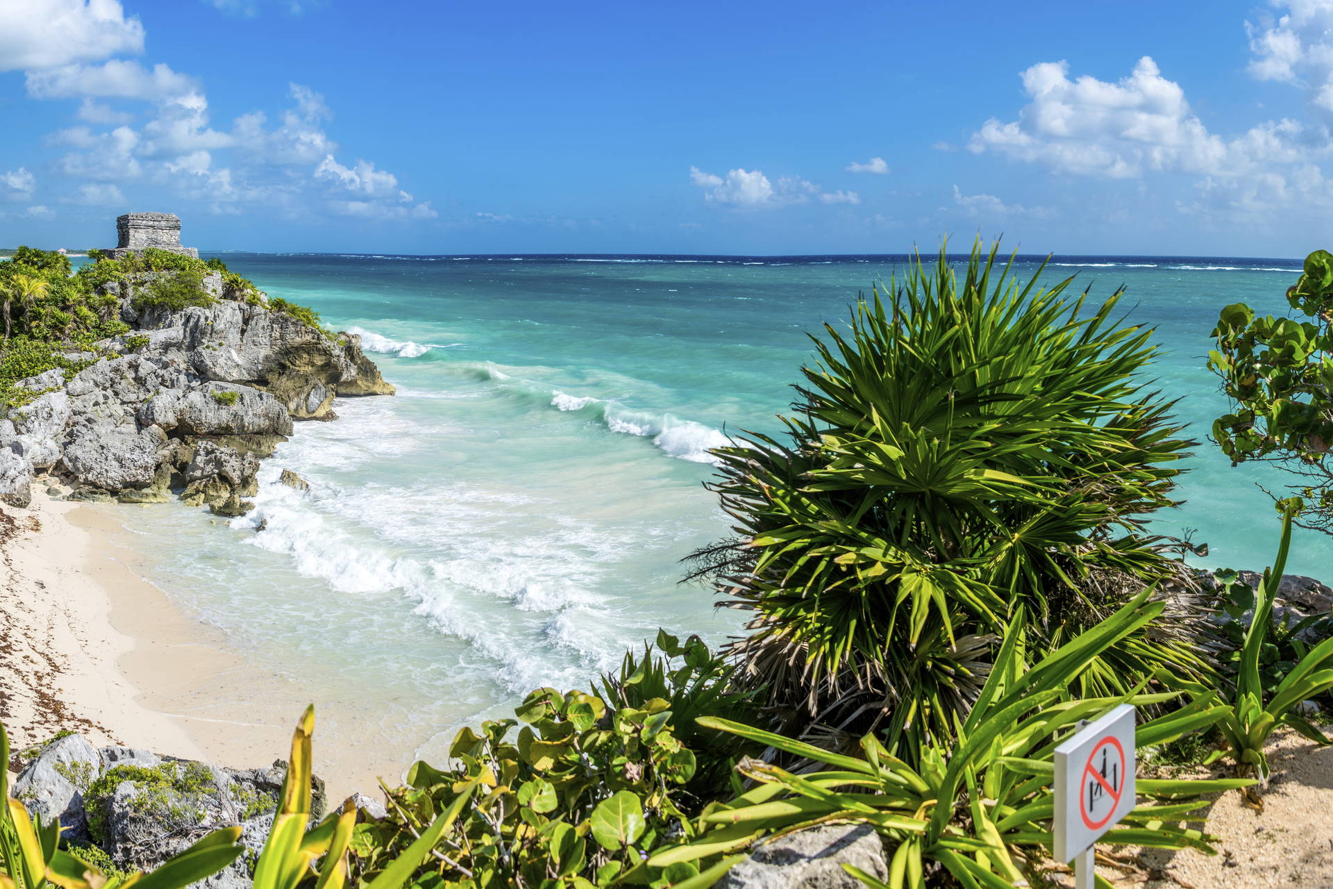 Ruiny w Tulum w Meksyku. Widok z klifu na plażę i turkusowy ocean.