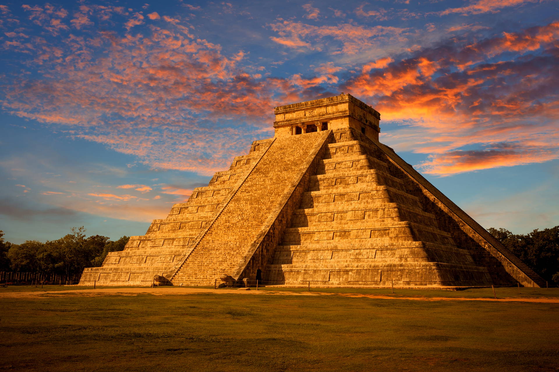 Piramida Kukulkana w Chichen Itza. W tle błękitne niebo.
