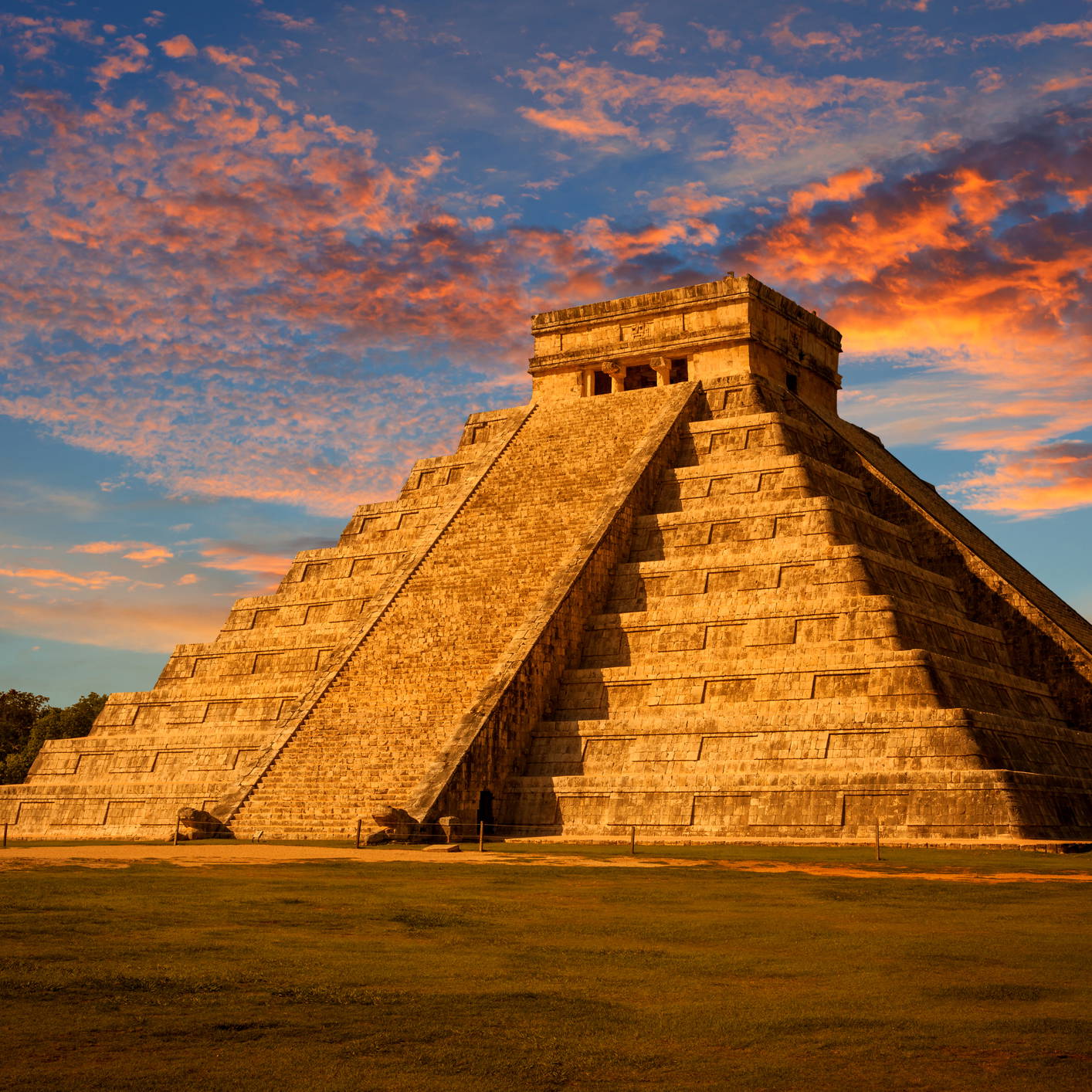 Piramida Kukulkana w Chichen Itza. W tle błękitne niebo.