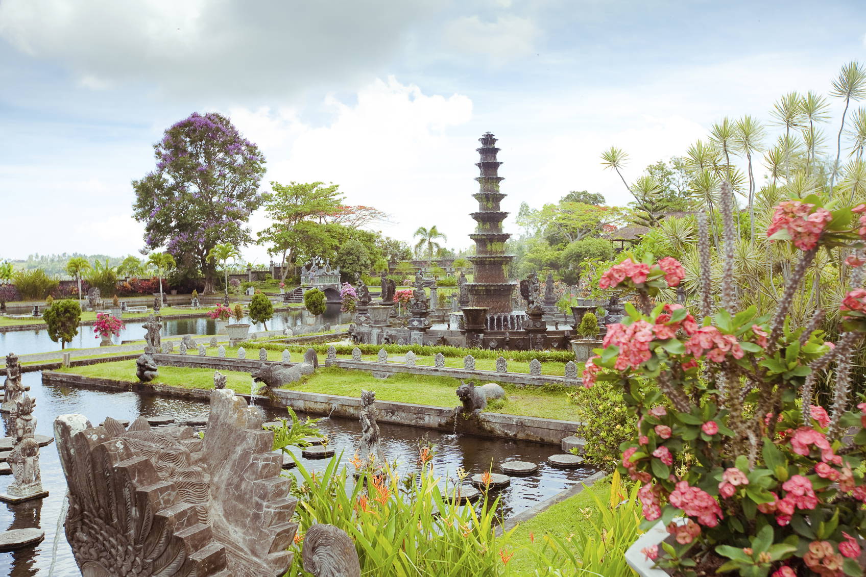 Ogród wodny Tirta Gangga na Bali.
