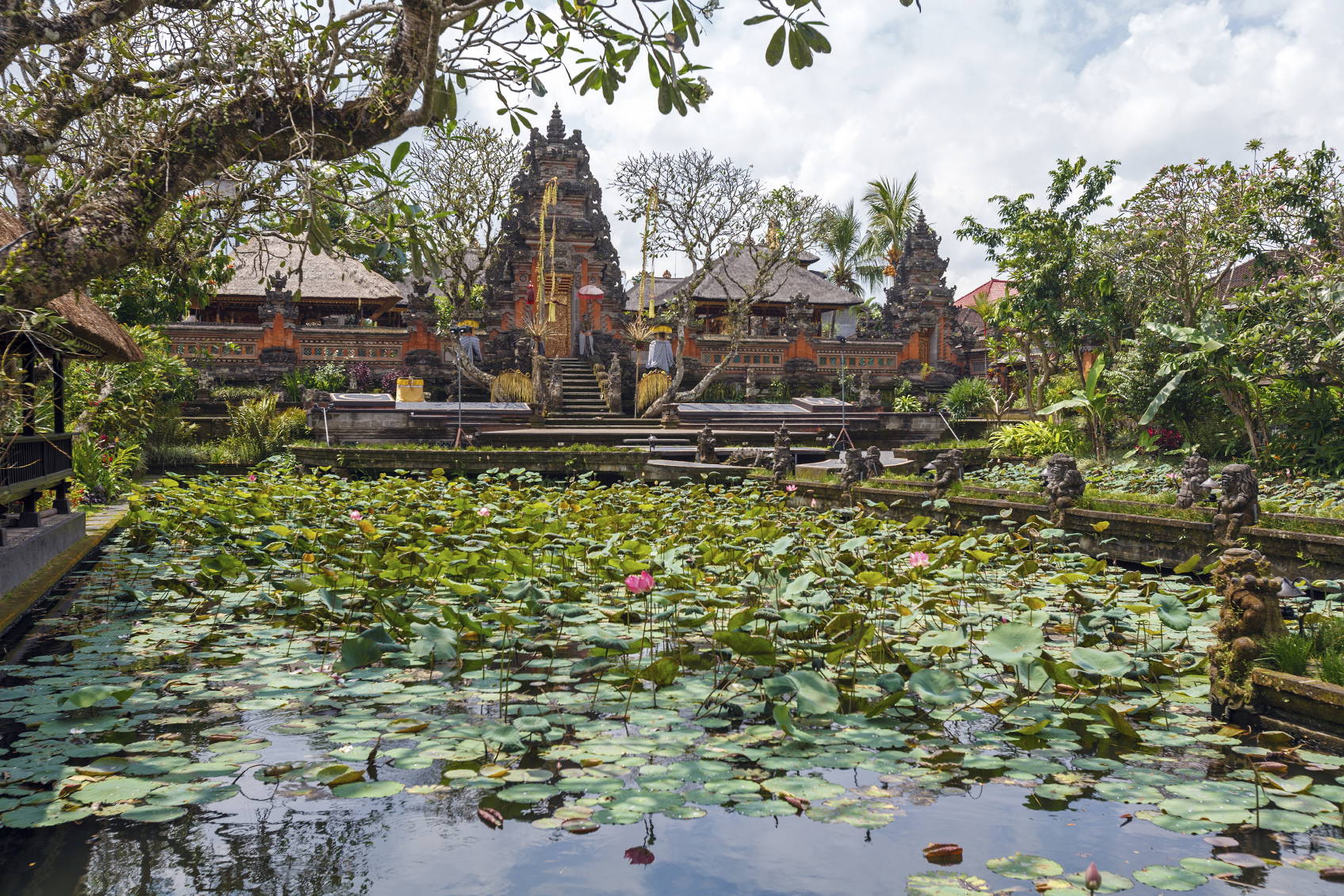 Ogród wodny Pura Taman Kemuda Saraswati w Ubud na Bali.