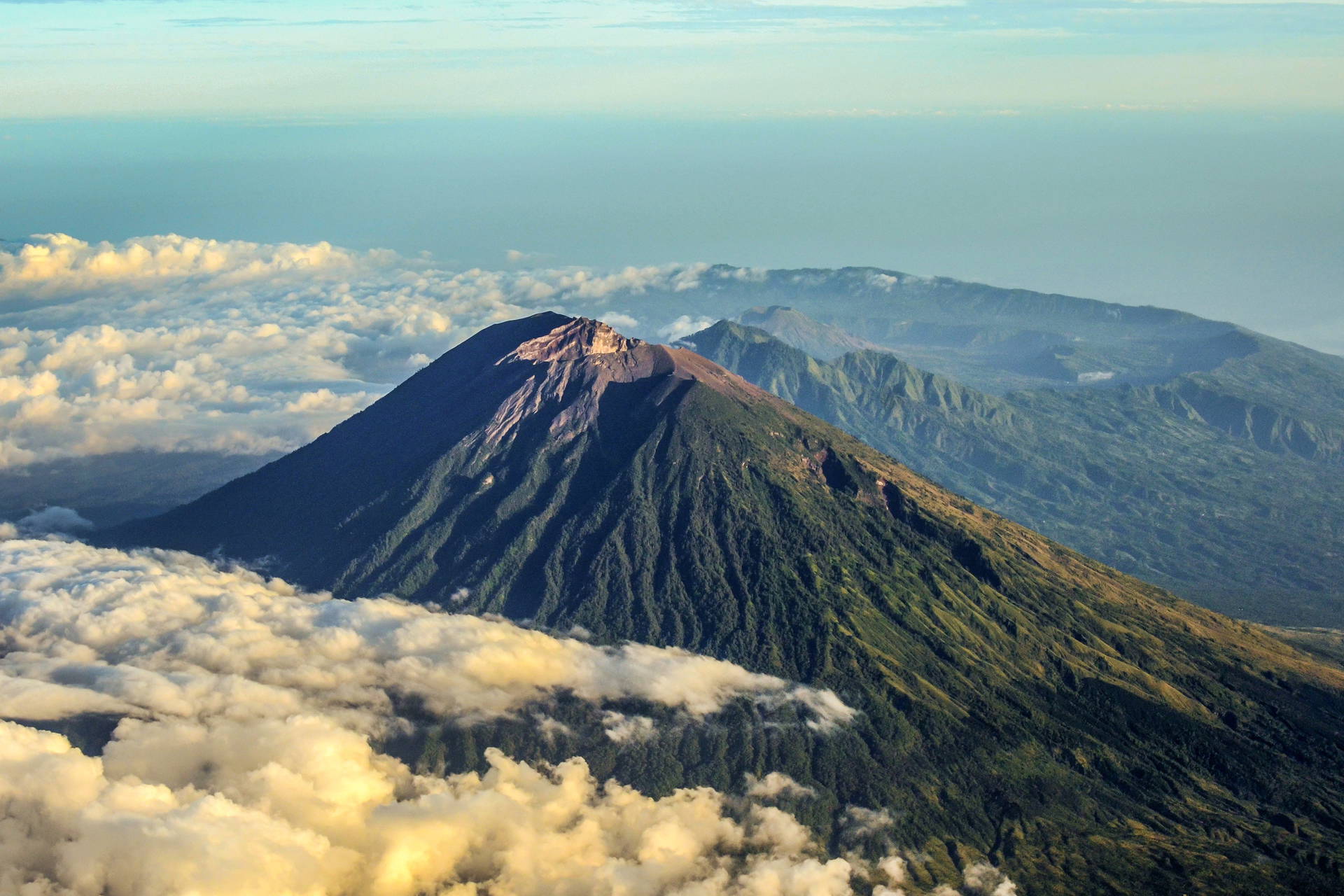 Wulkan Rinjani na tle chmur.