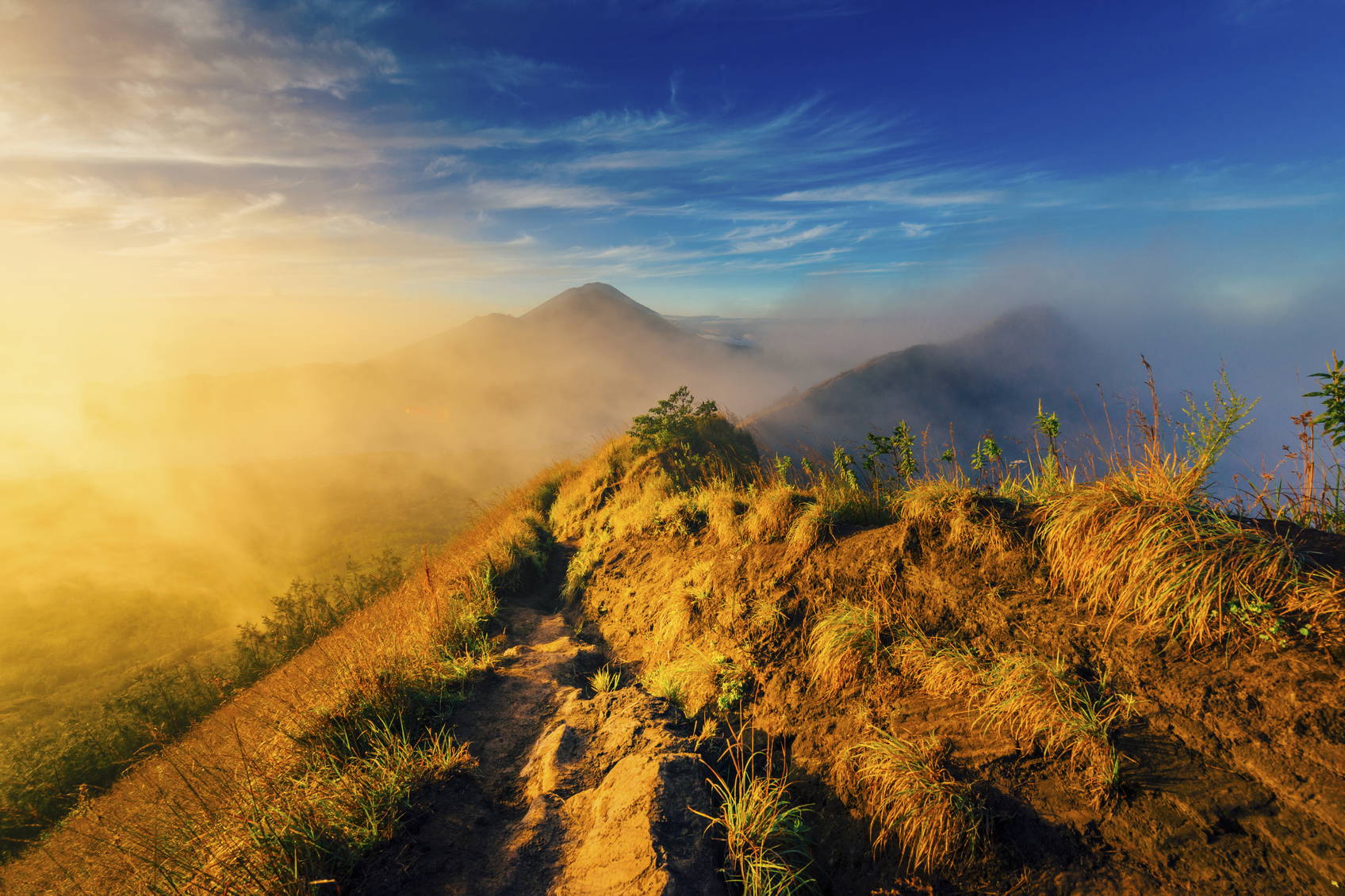 Górski krajobraz o wschodzie słońca.