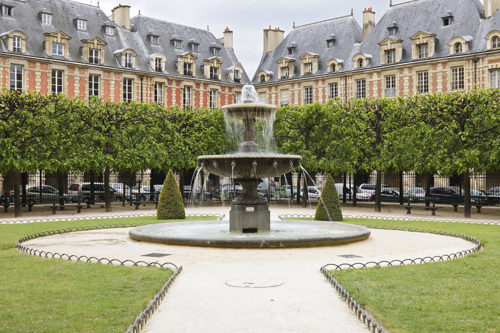 Fontanna na Place des Vosges w Paryżu.