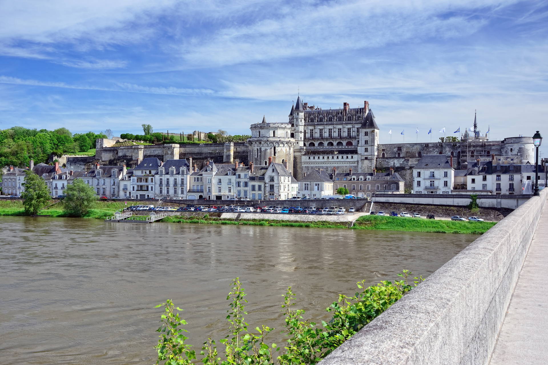 Zamek Amboise we Francji widziany znad rzeki.