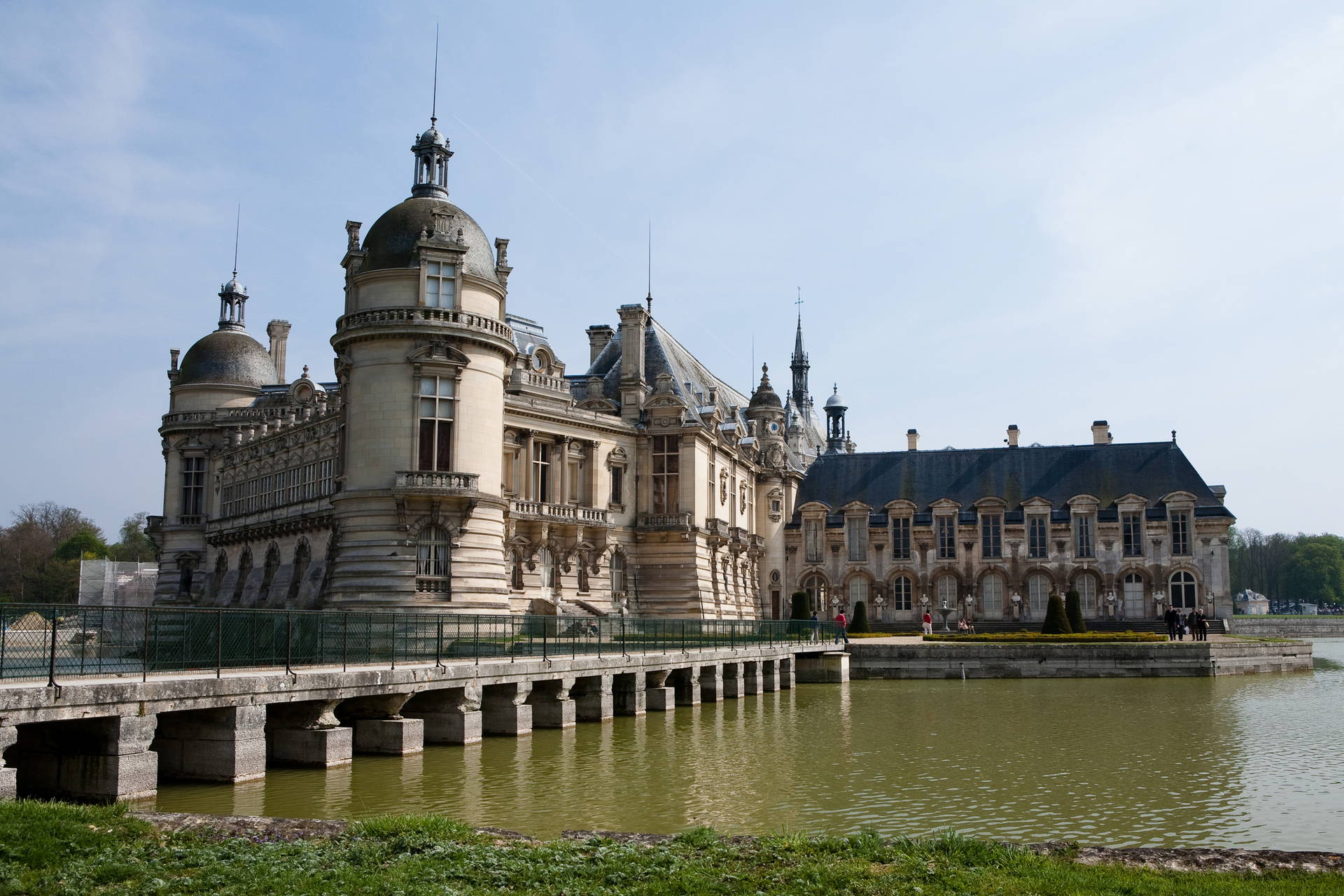 Château de Chantilly we Francji widziany z mostu.