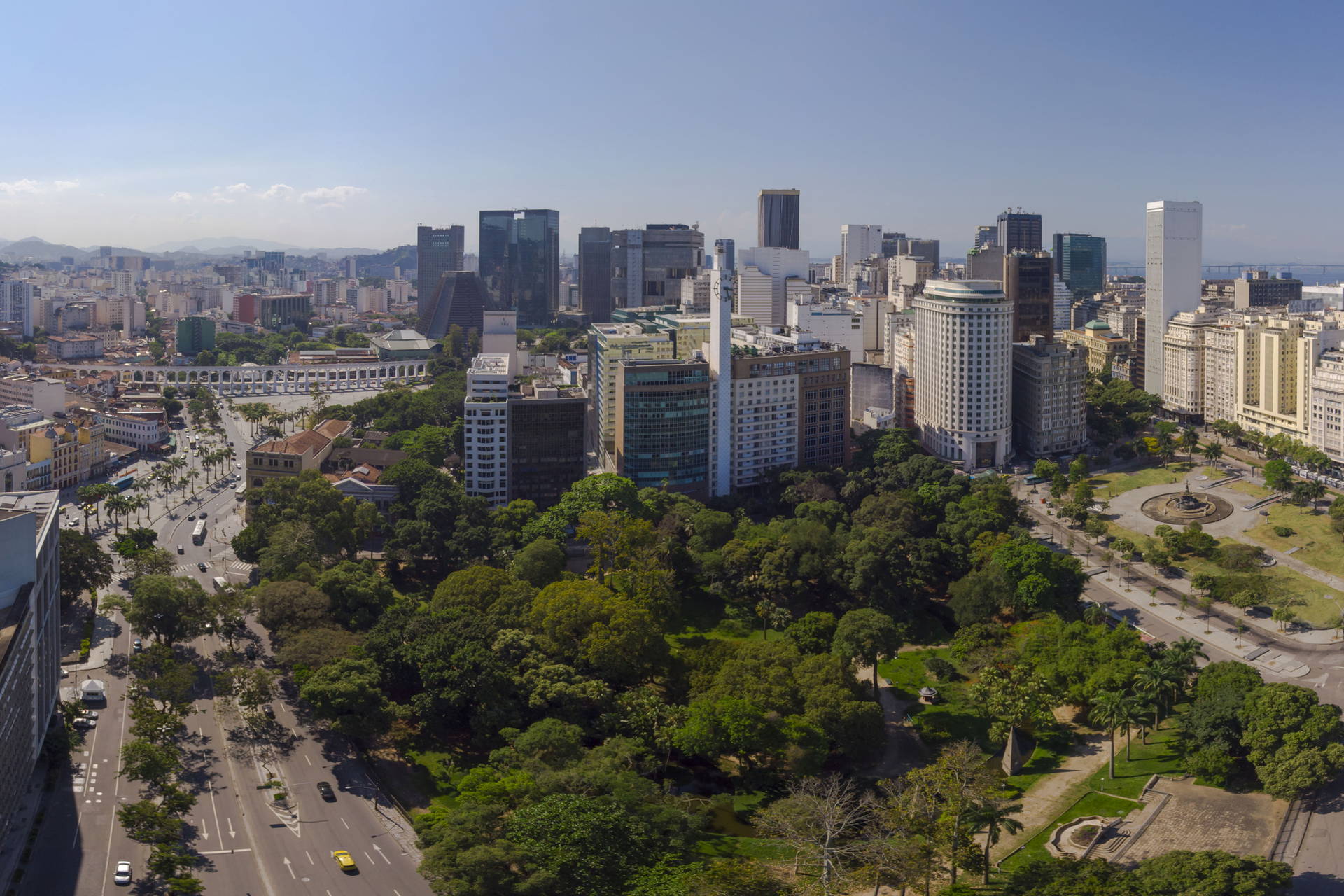 Panorama Rio de Janeiro z budynkami i parkiem miejskim.