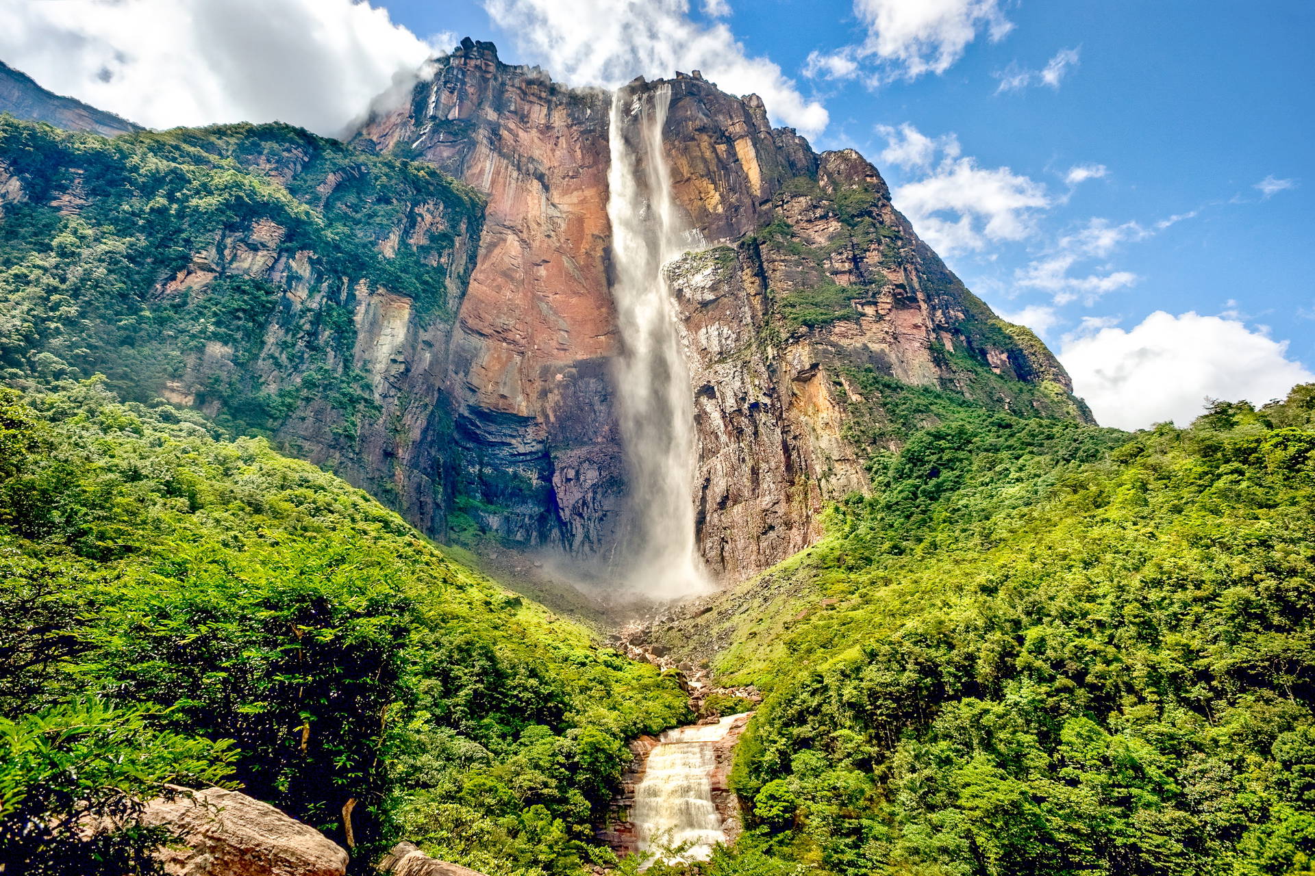 Angel Falls, wodospad spadający ze skalnej ściany w Wenezueli.