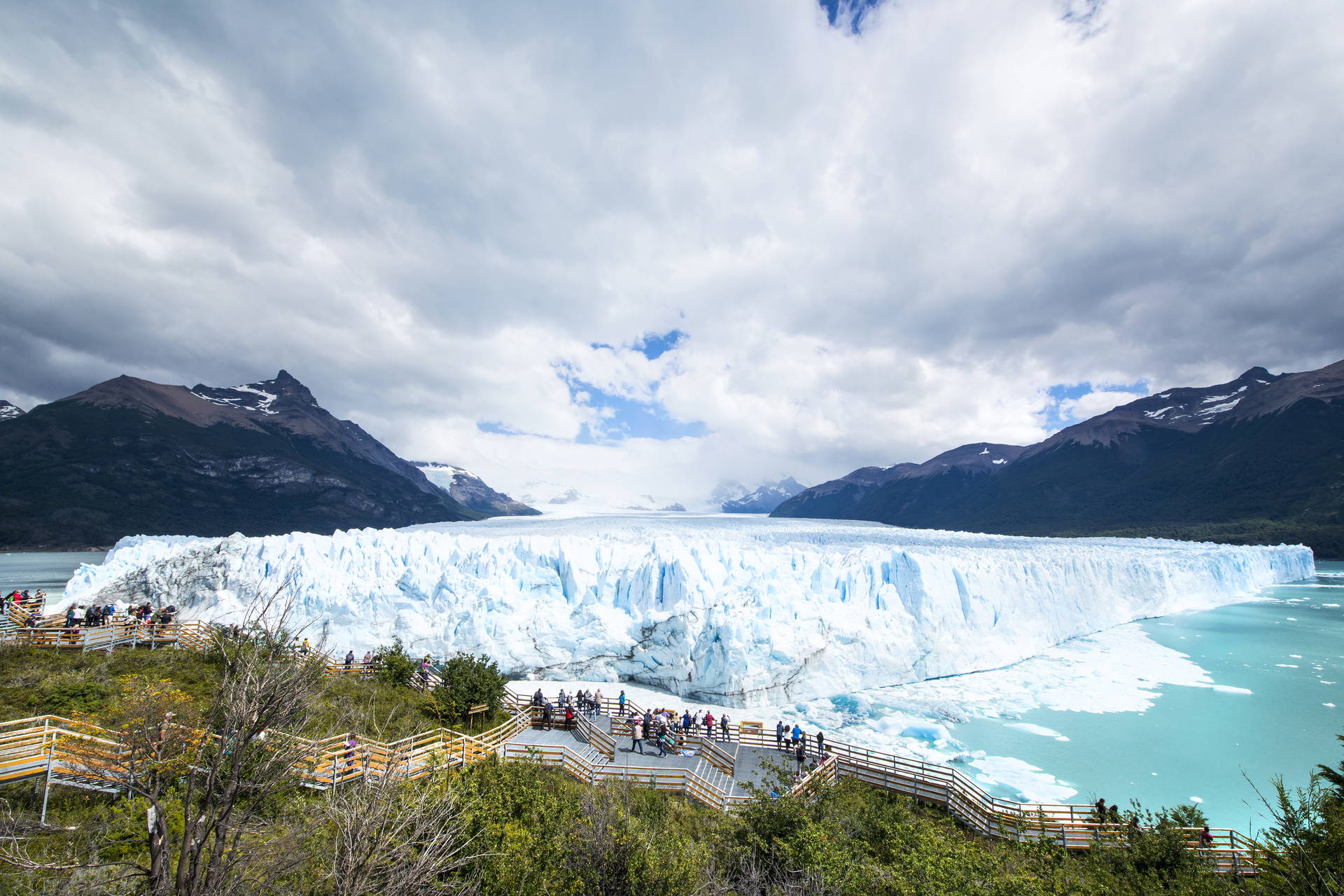 Lodowiec Perito Moreno i spacerujący po nim turyści.