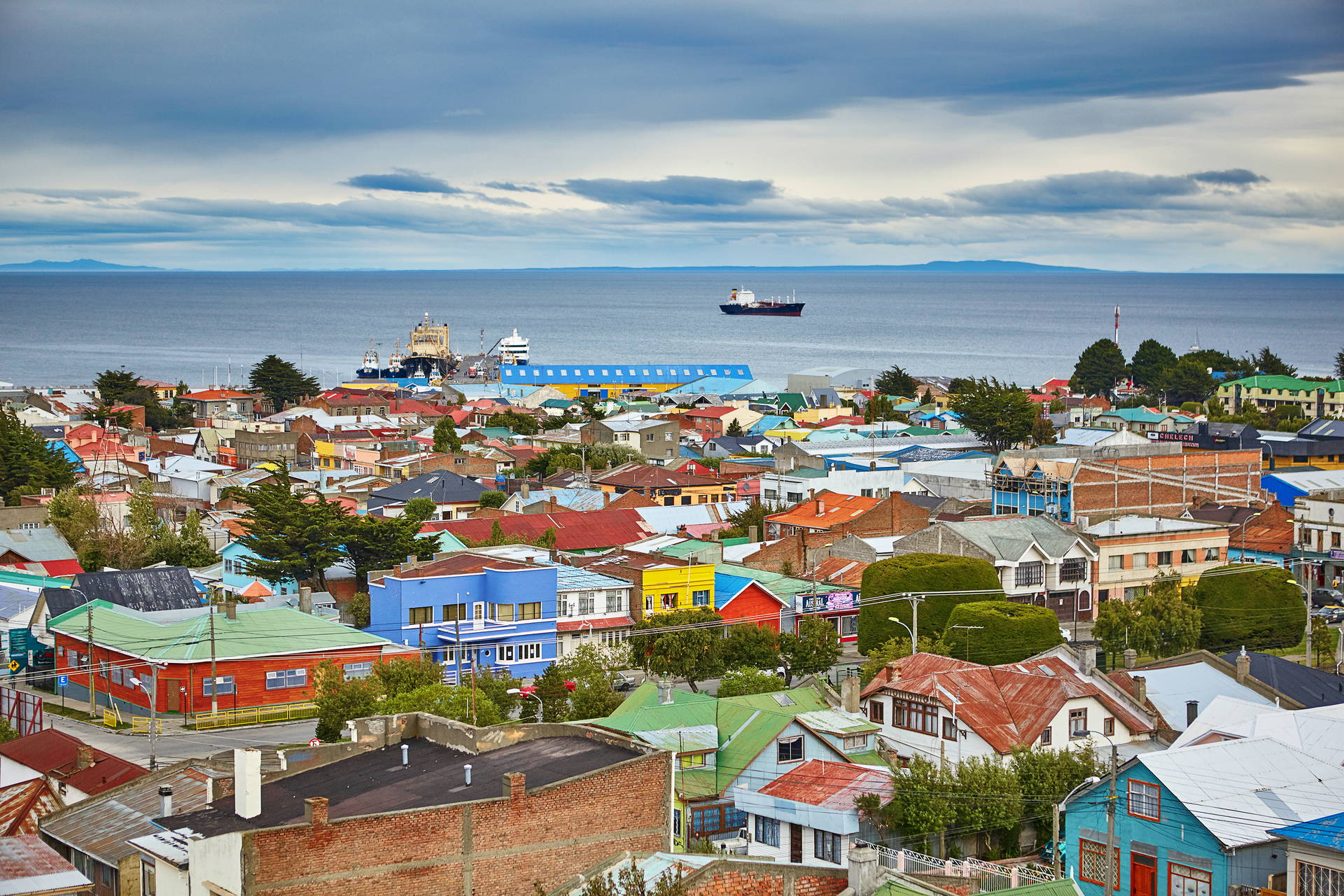 Widok z góry na miasto Ushuaia: kolorowe budynki i statki na wodzie.