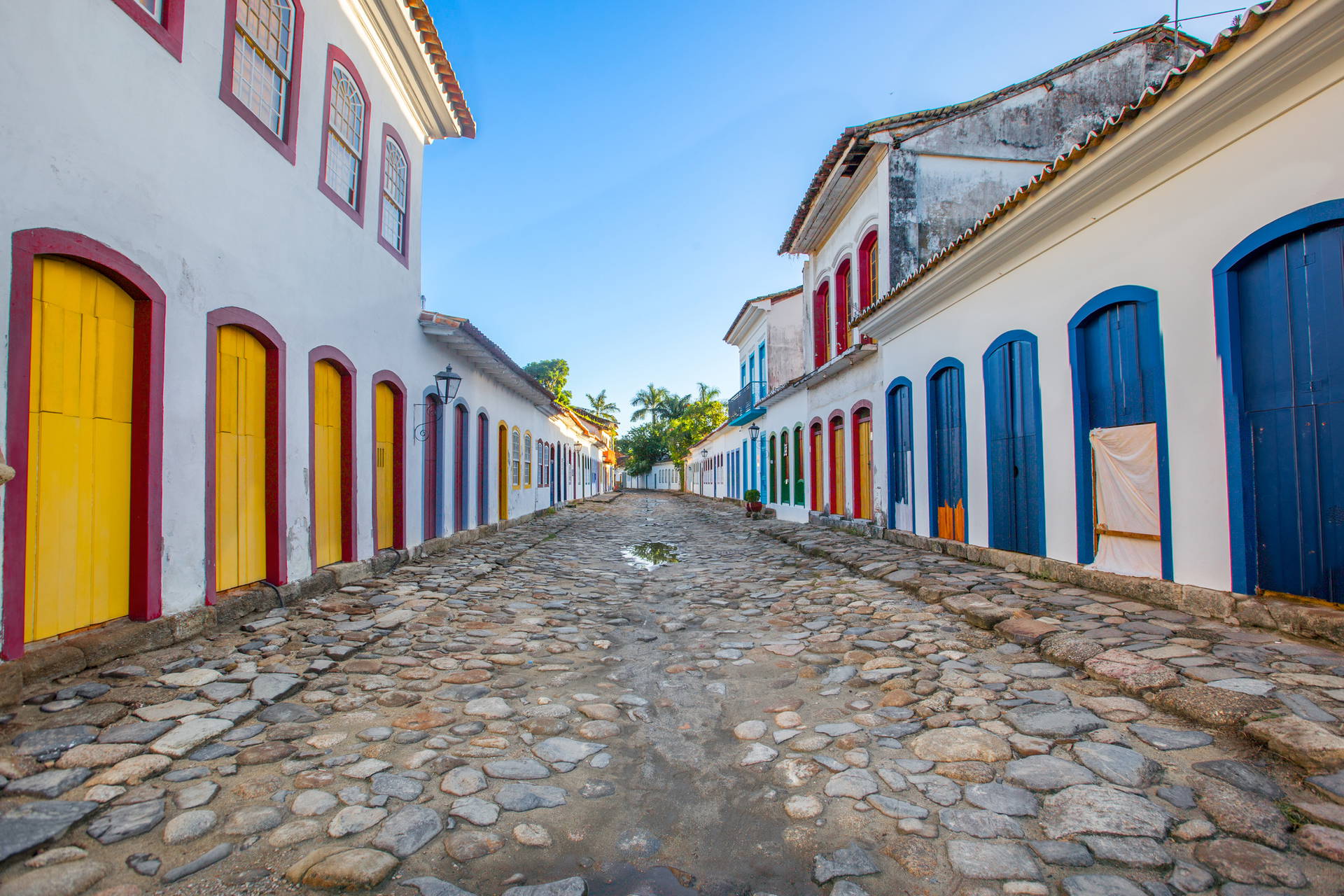Ulica w Paraty w Brazylii. Brukowana droga i kolorowe budynki.