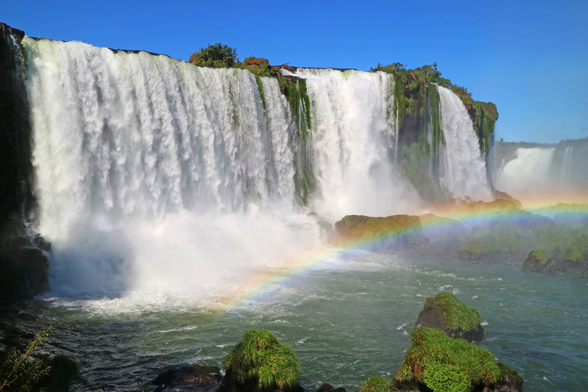 Wodospady Iguazu i tęcza w słoneczny dzień.