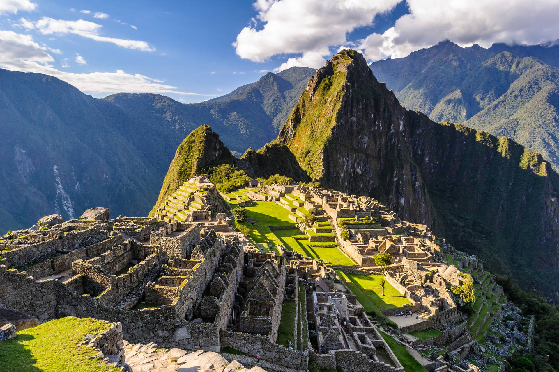 Machu Picchu, starożytne miasto Inków w Peru, w otoczeniu gór.