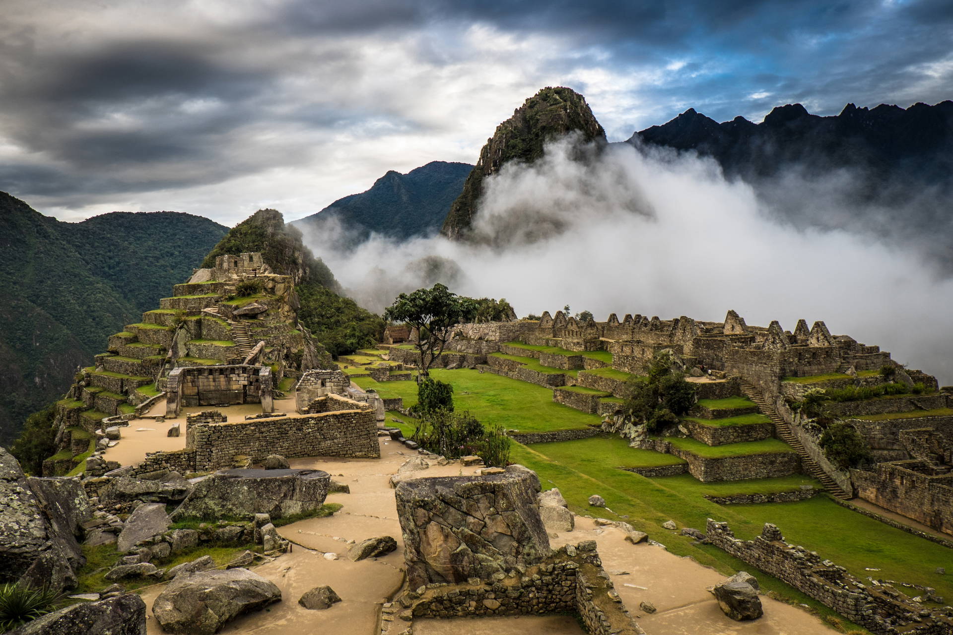 Machu Picchu spowite mgłą.