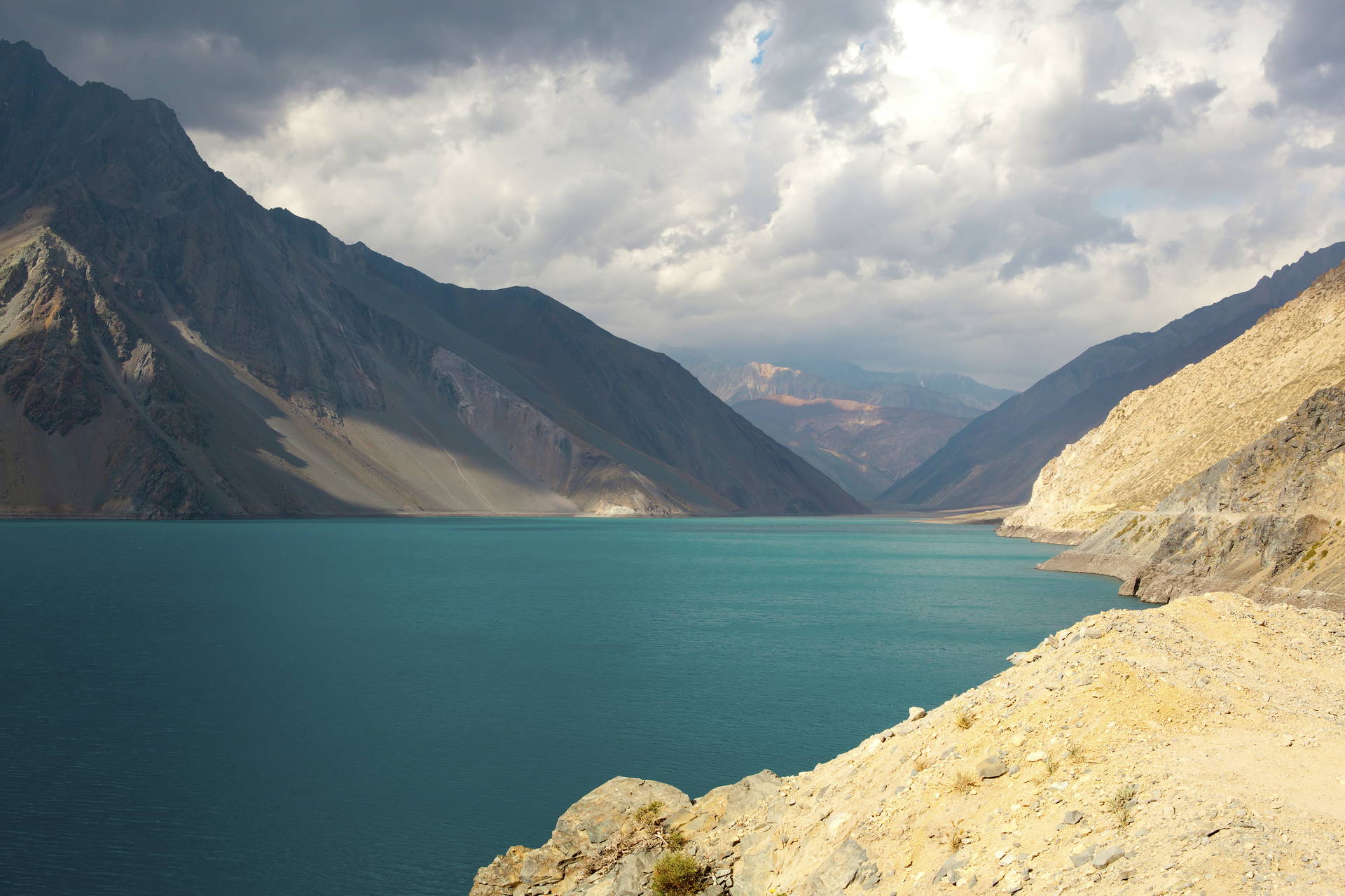 Turkusowe wody Embalse del Yeso i andyjskie szczyty w tle.