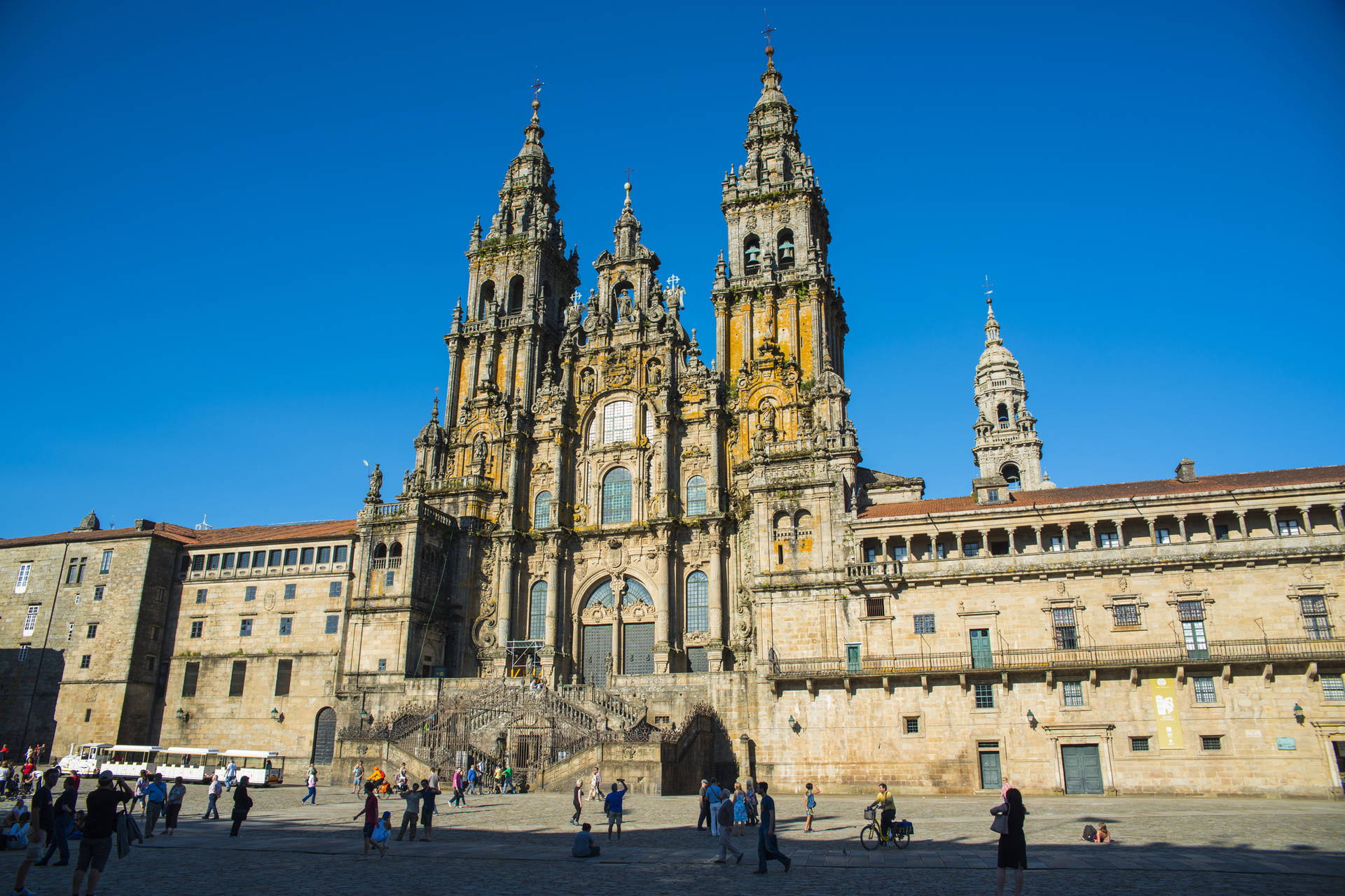 Katedra w Santiago de Compostela z placem i turystami.