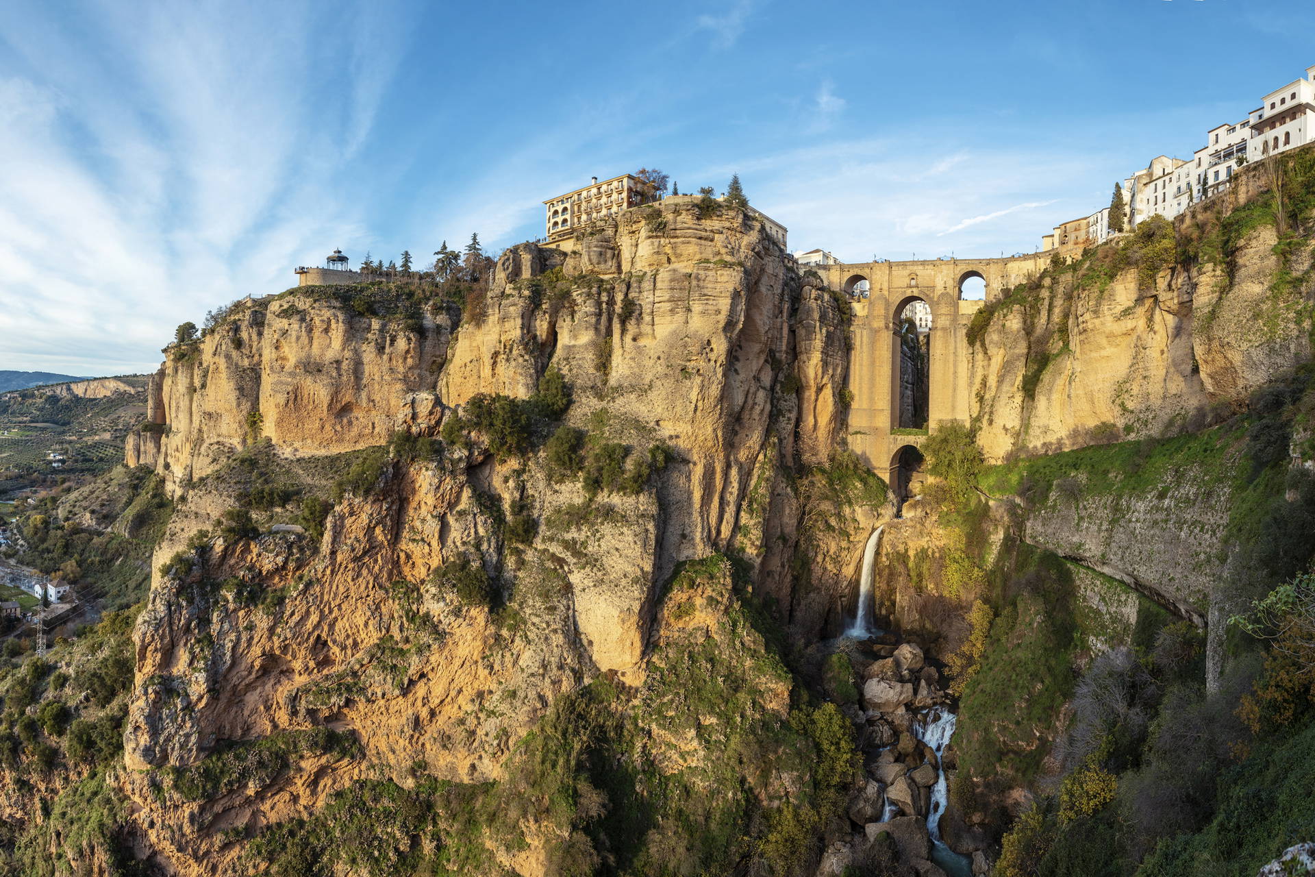 Panorama miasta Ronda w Hiszpanii, położonego na klifach.