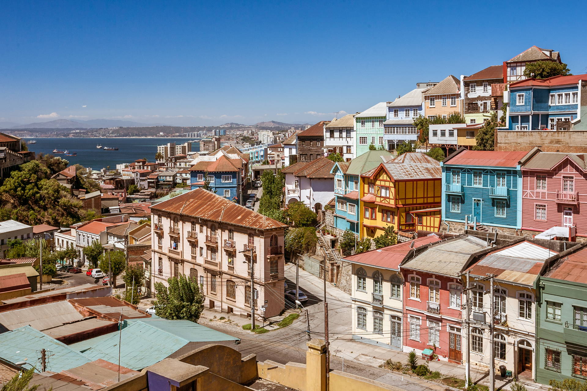Panorama Valparaíso w Chile z kolorowymi budynkami w tle.