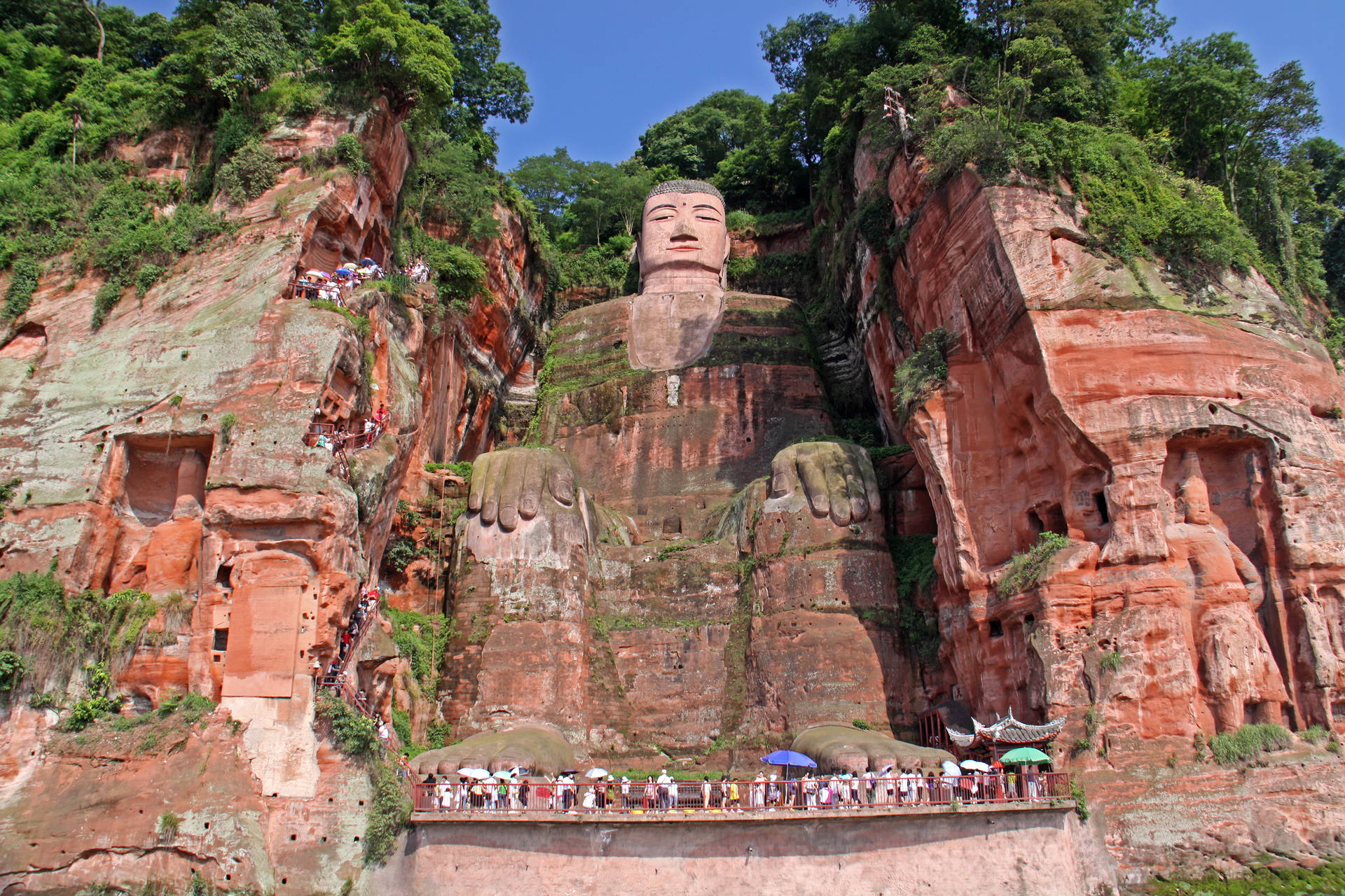 Monumentalny posąg Buddy w Leshan.