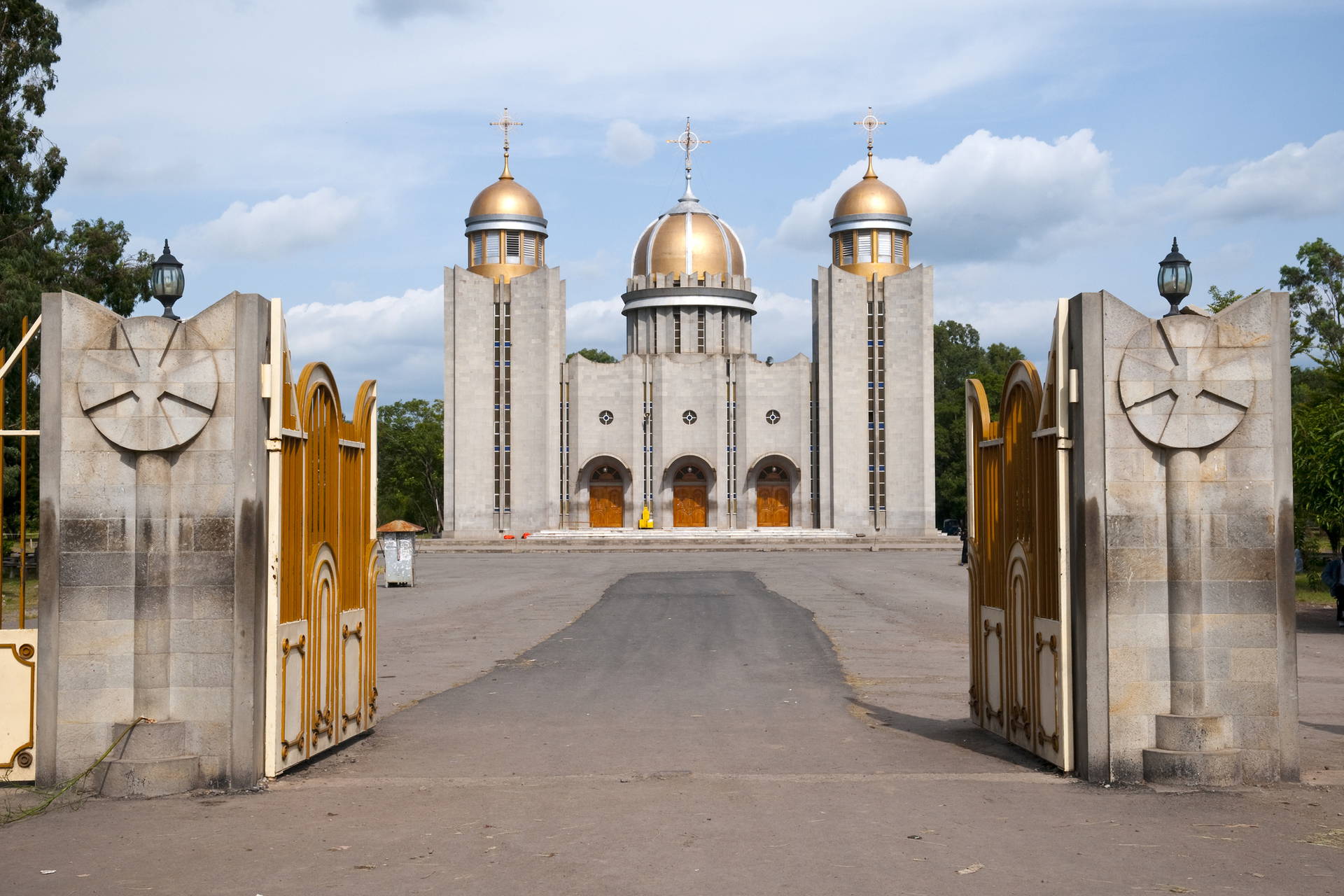 Katedra Świętej Trójcy w Addis Abebie widoczna przez bramę.