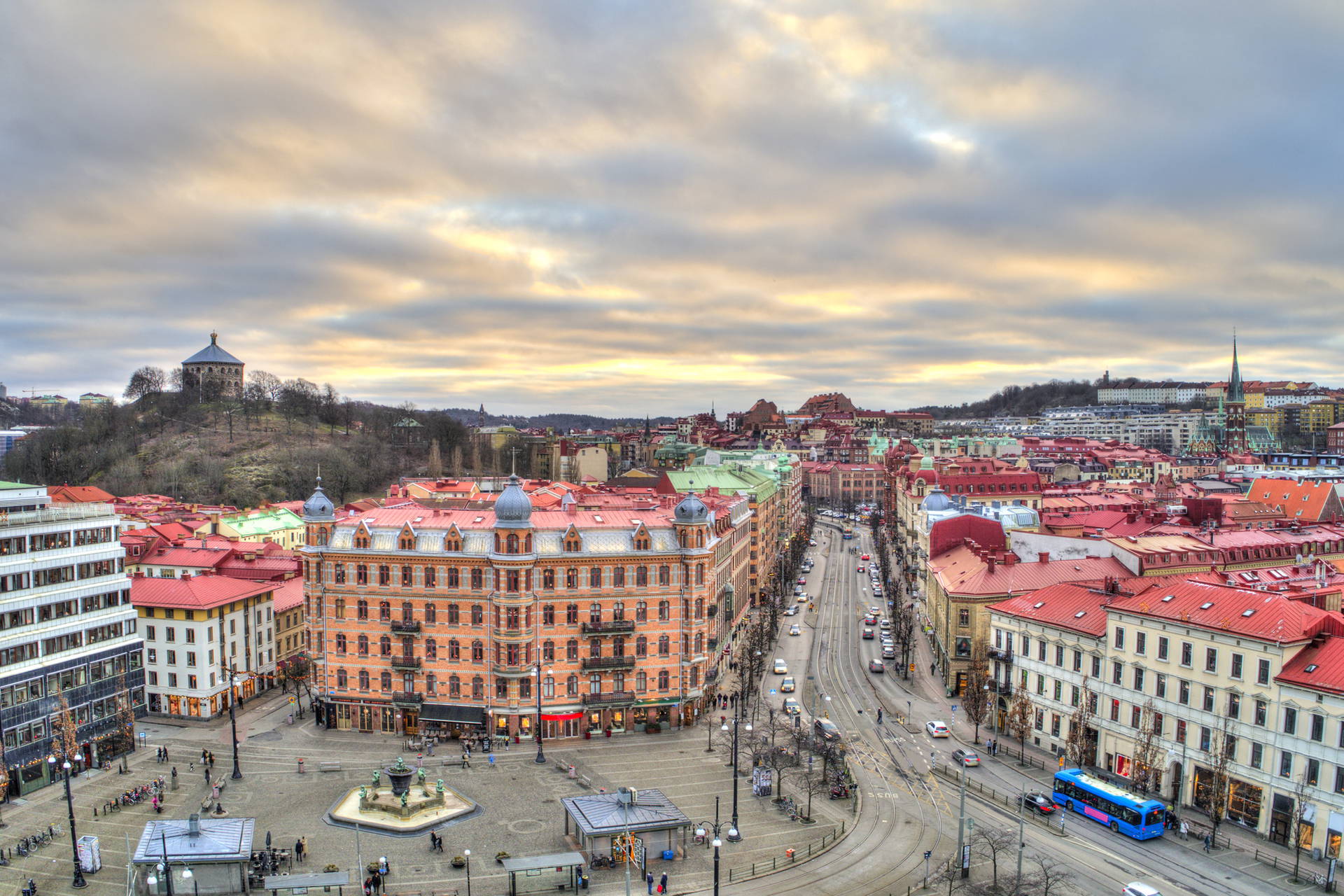 Panorama Göteborga z widocznymi czerwonymi dachami.
