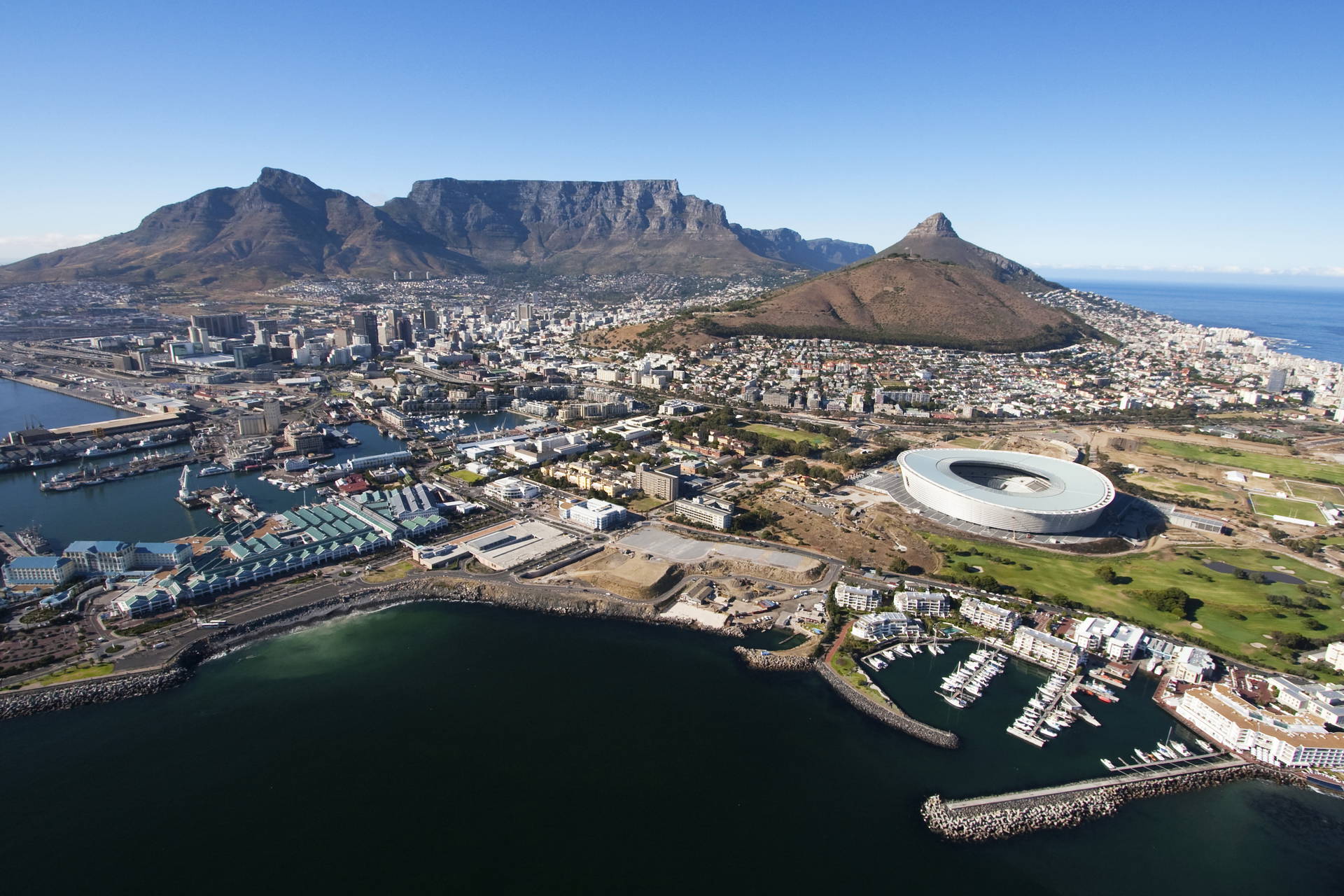 Panorama Kapsztadu z Górą Stołową, stadionem i portem w tle.