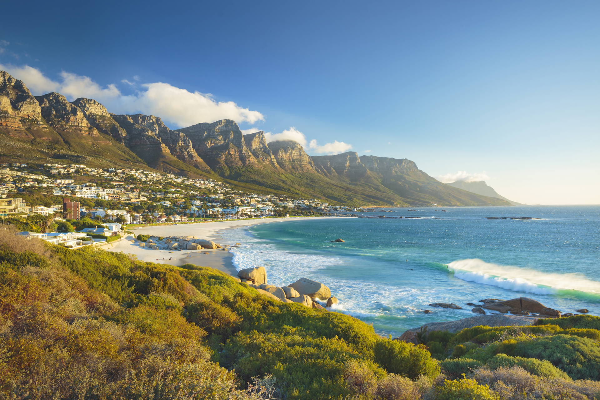 Widok na Camps Bay w Kapsztadzie: plaża, ocean i góry.