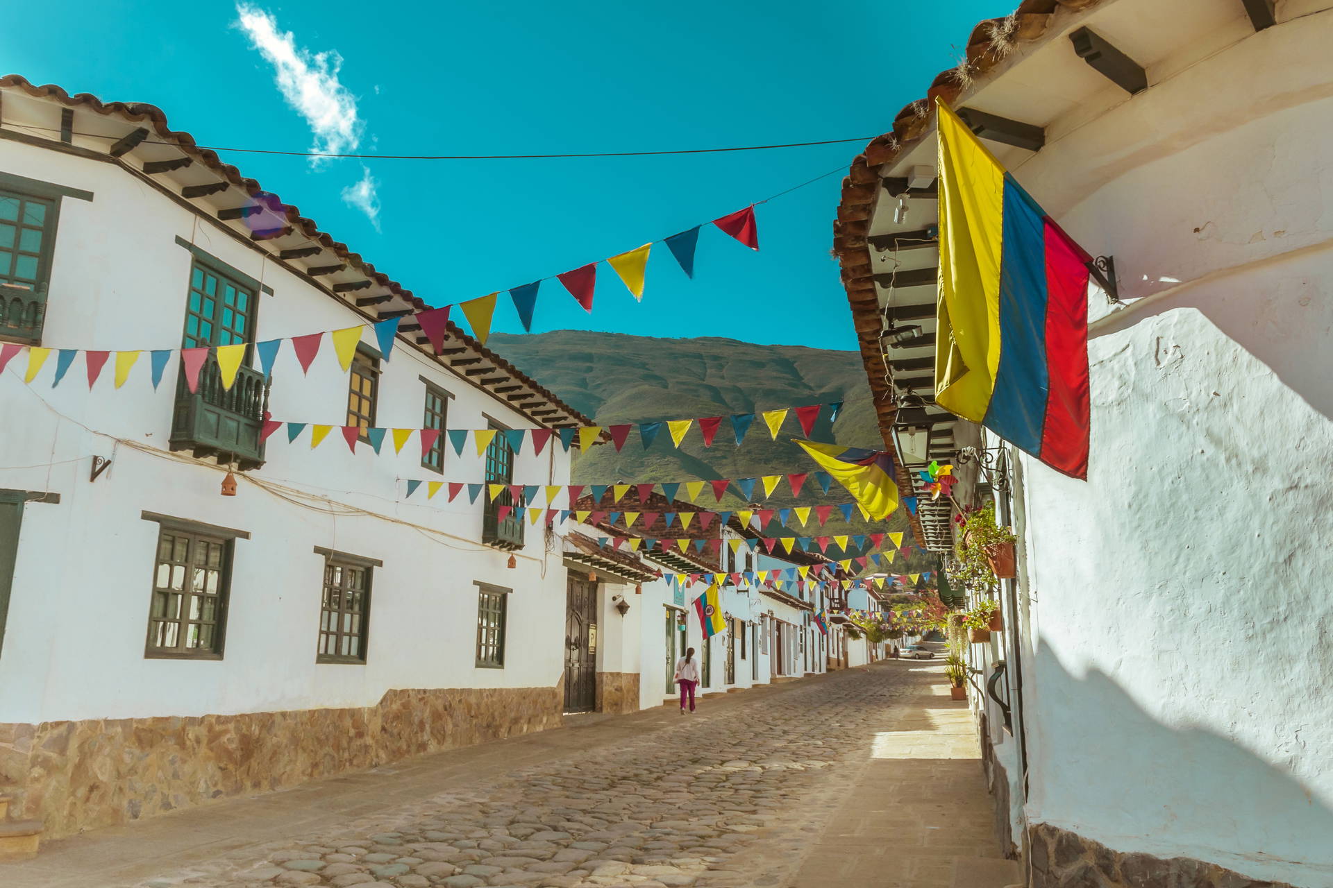 Ulica w Villa de Leyva, Kolumbia, udekorowana flagami.