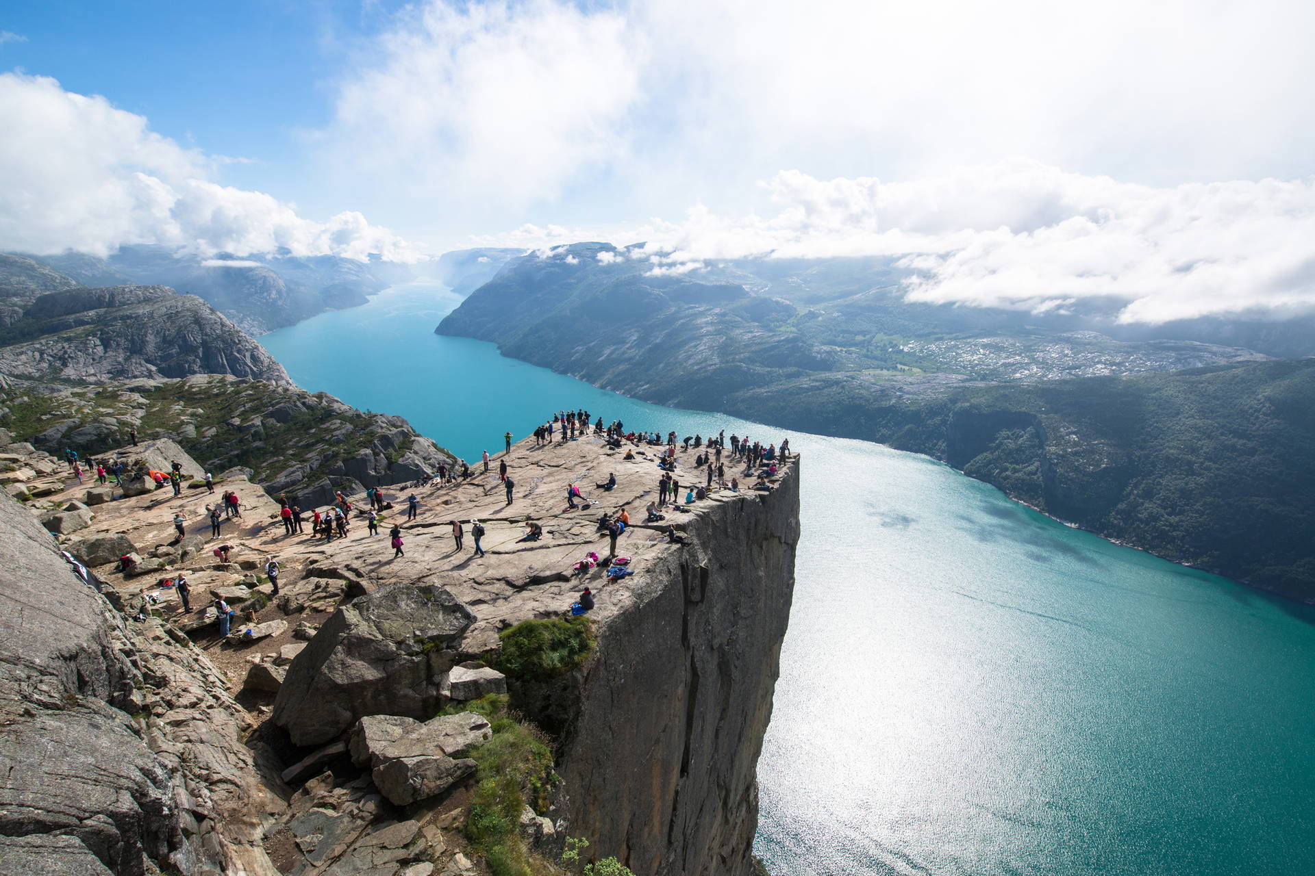 Preikestolen (Pulpit Rock) w Norwegii z turystami na szczycie.