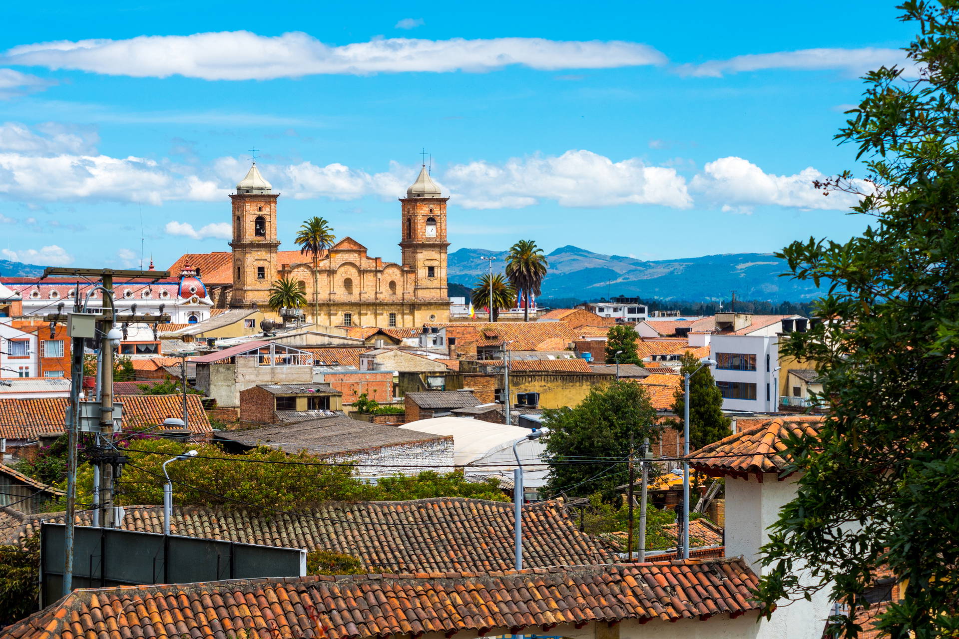 Panorama miasta Villa de Leyva z kościołem i czerwonymi dachami.