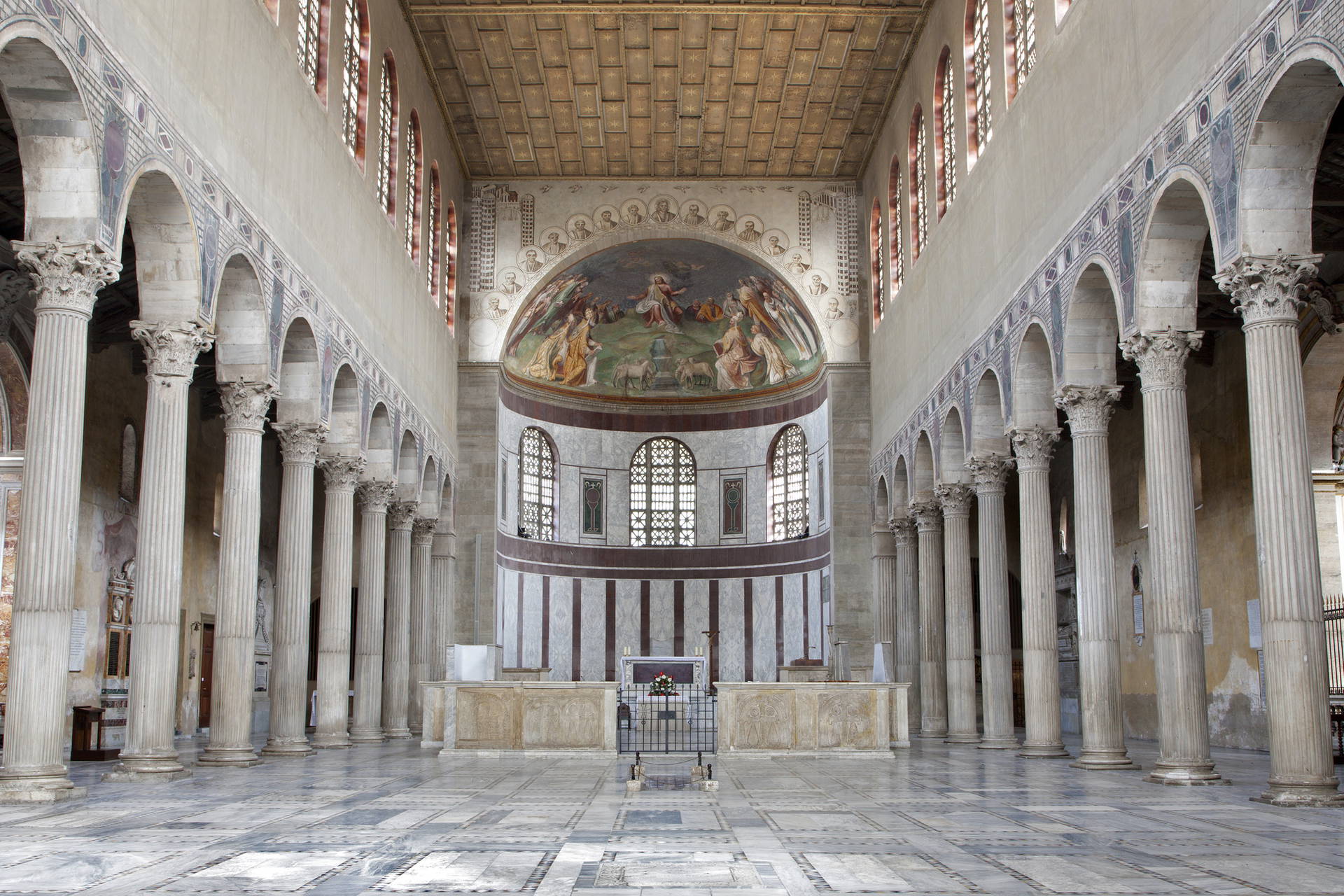 Wnętrze bazyliki Sant'Apollinare Nuovo w Rawennie.