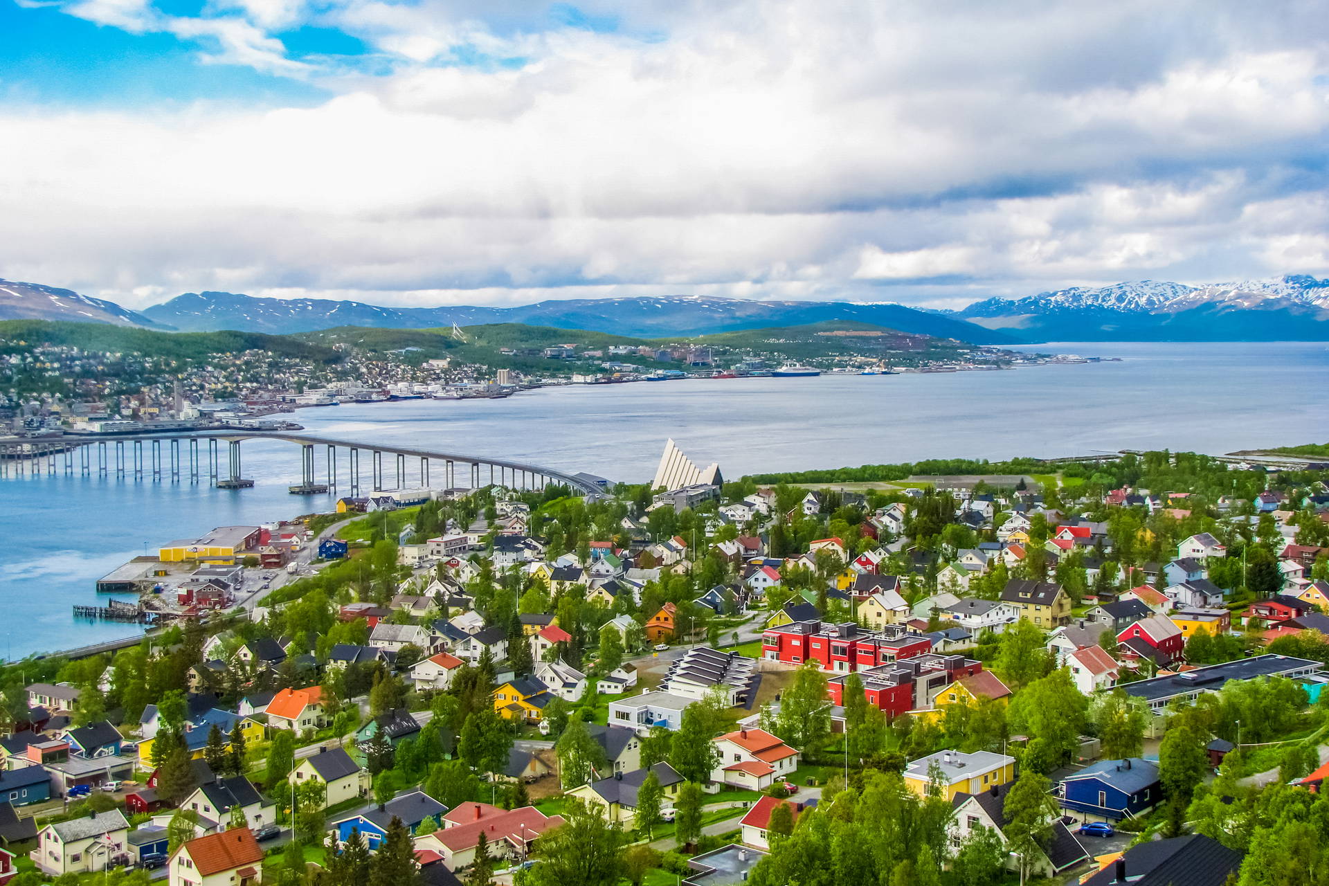 Widok na Tromsø z mostem i katedrą arktyczną.