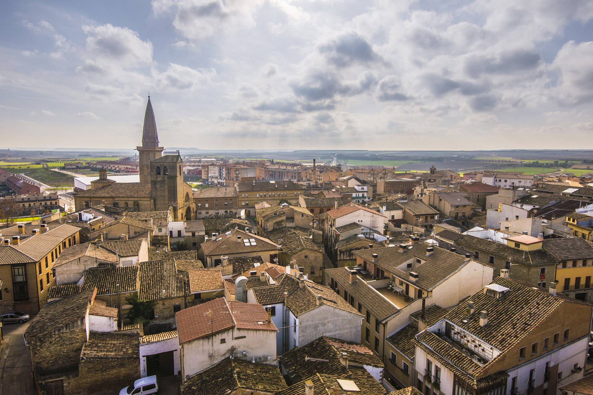 Panorama hiszpańskiego miasta z kościołem w tle.