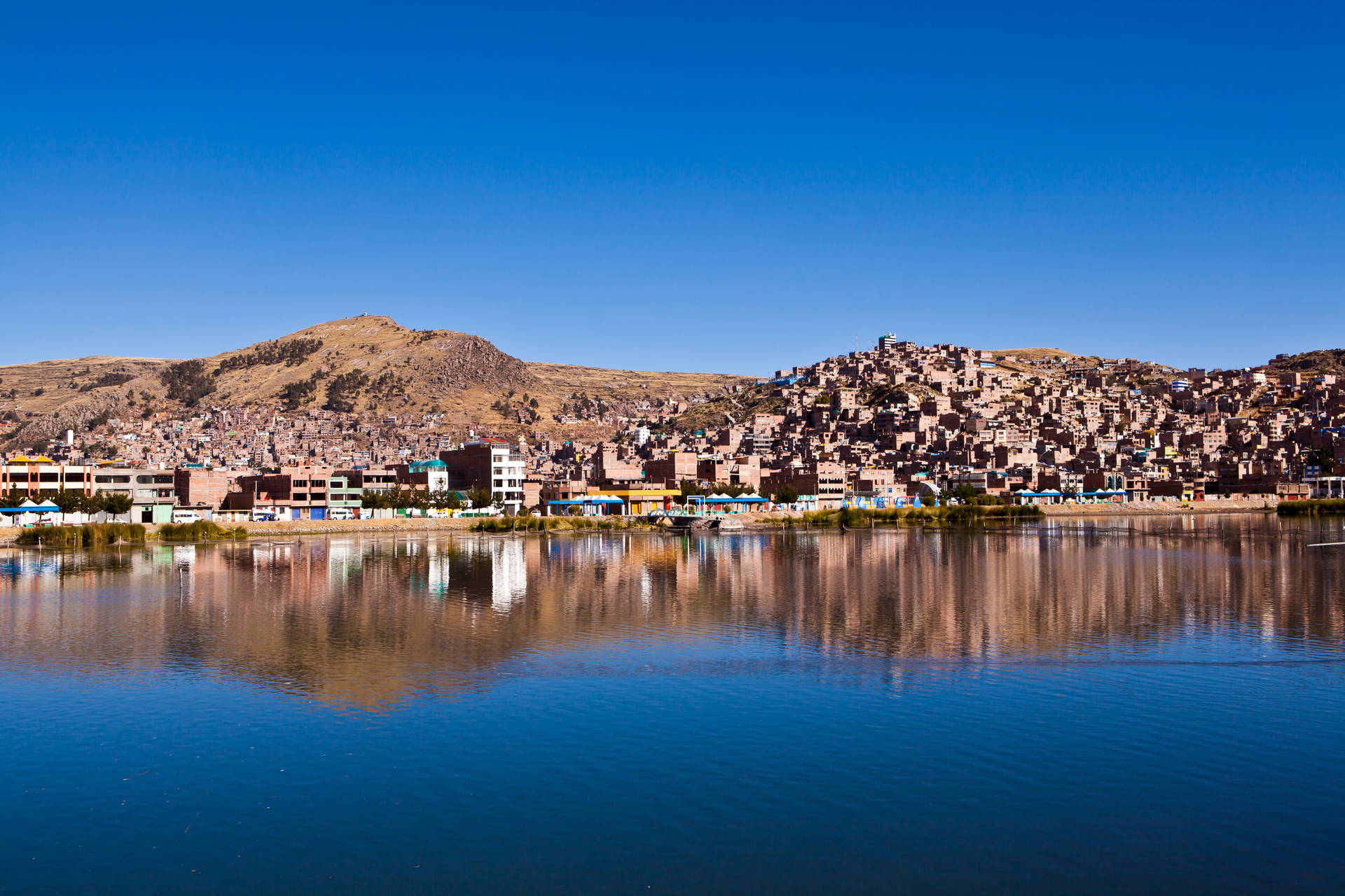Puno w Peru, miasto na wzgórzach nad jeziorem.