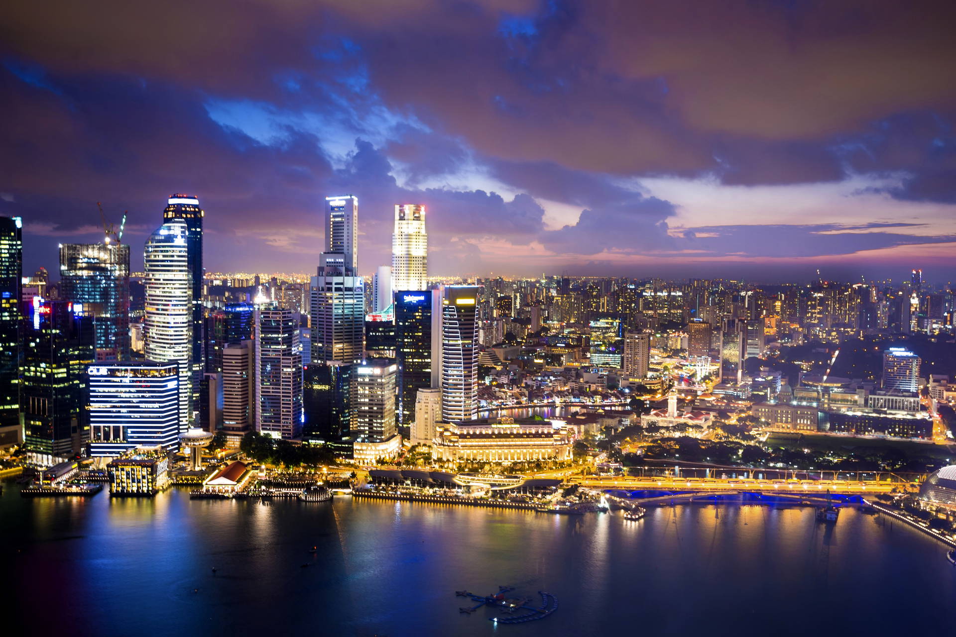 Panorama Singapuru nocą.