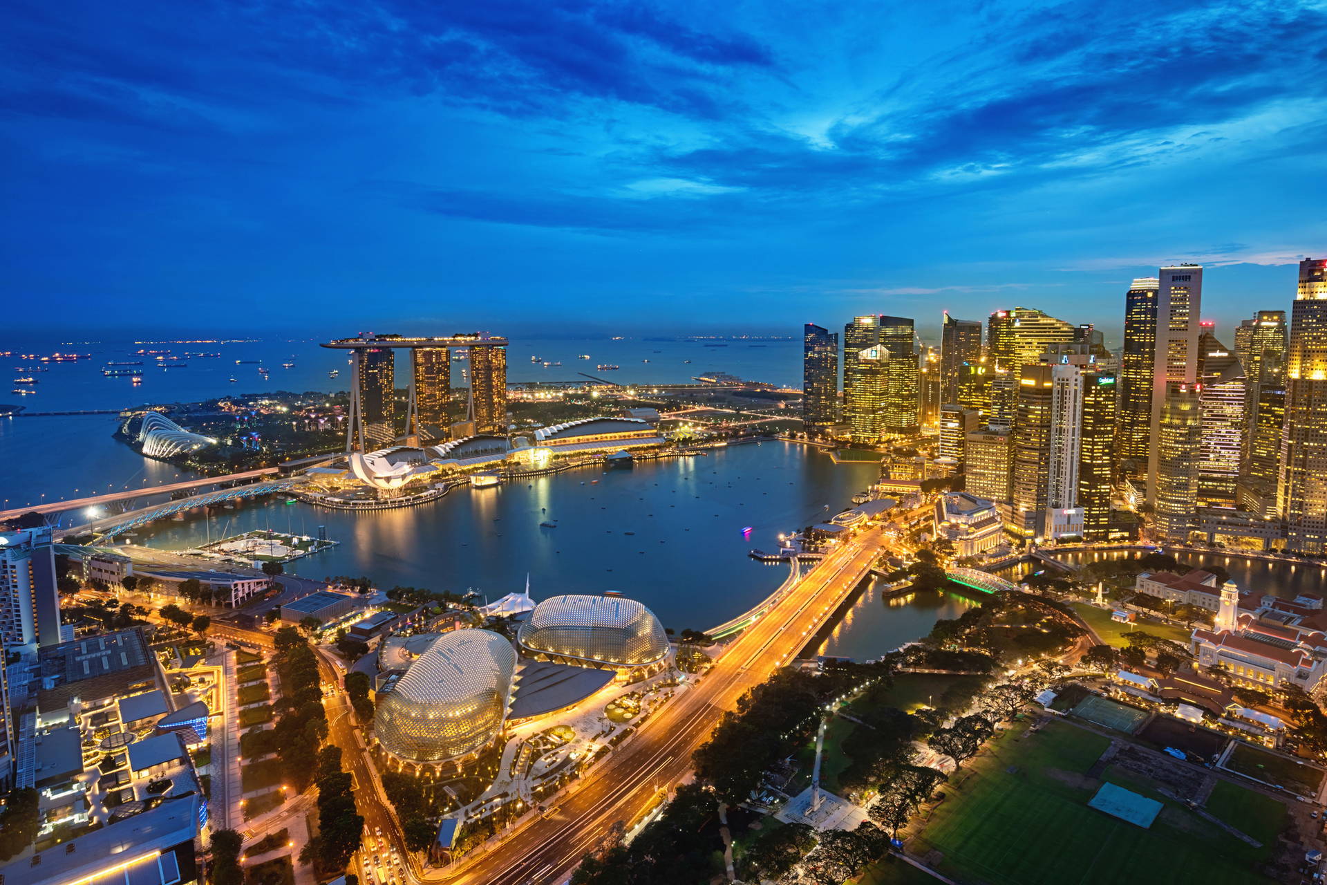 Nocna panorama Singapuru z drapaczami chmur i Marina Bay Sands w tle.