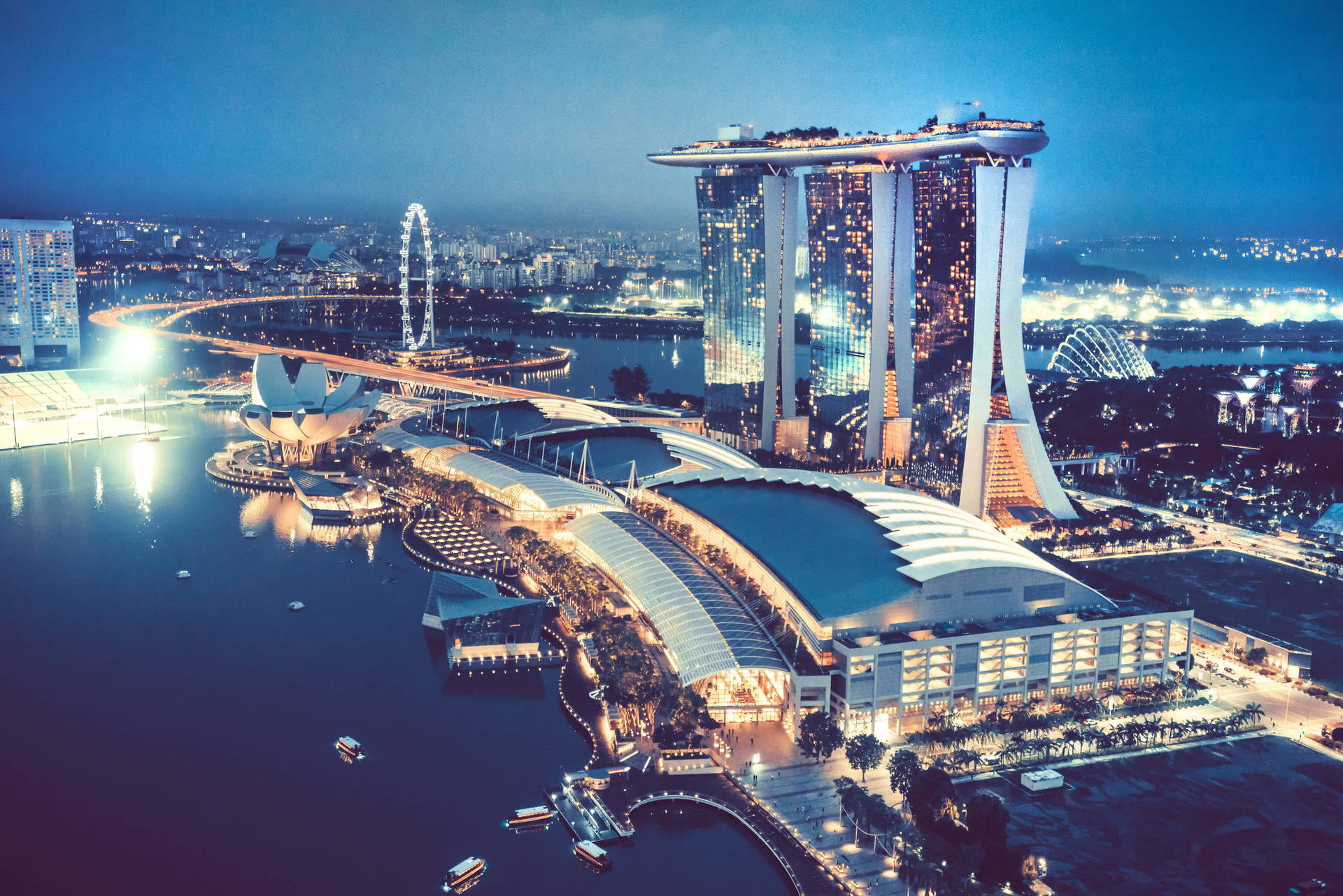 Nocna panorama Singapuru z hotelem Marina Bay Sands i diabelskim młynem Singapore Flyer.