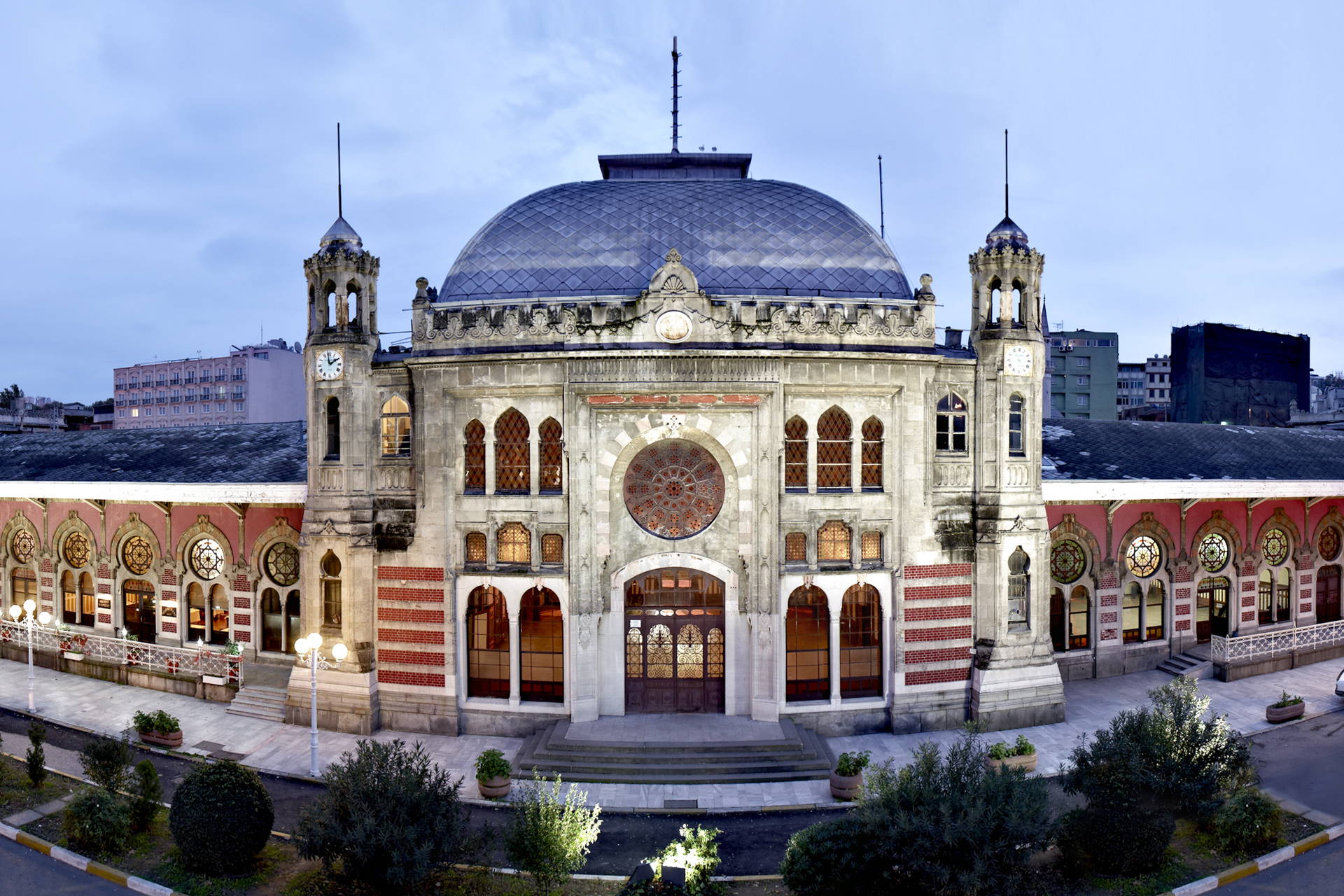 Panoramiczny widok na dworzec Sirkeci w Stambule.