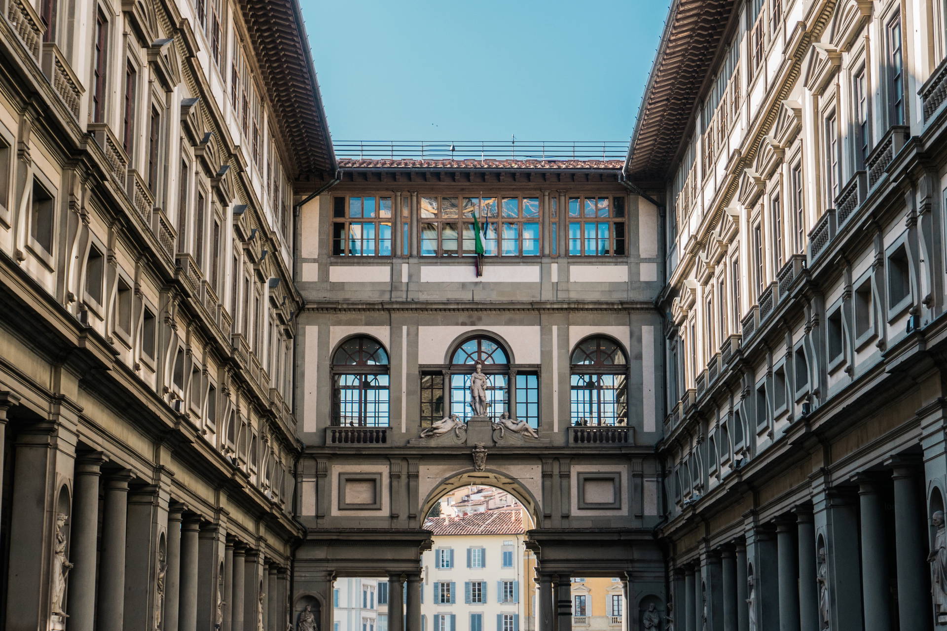 Dziedziniec Galerii Uffizi we Florencji.