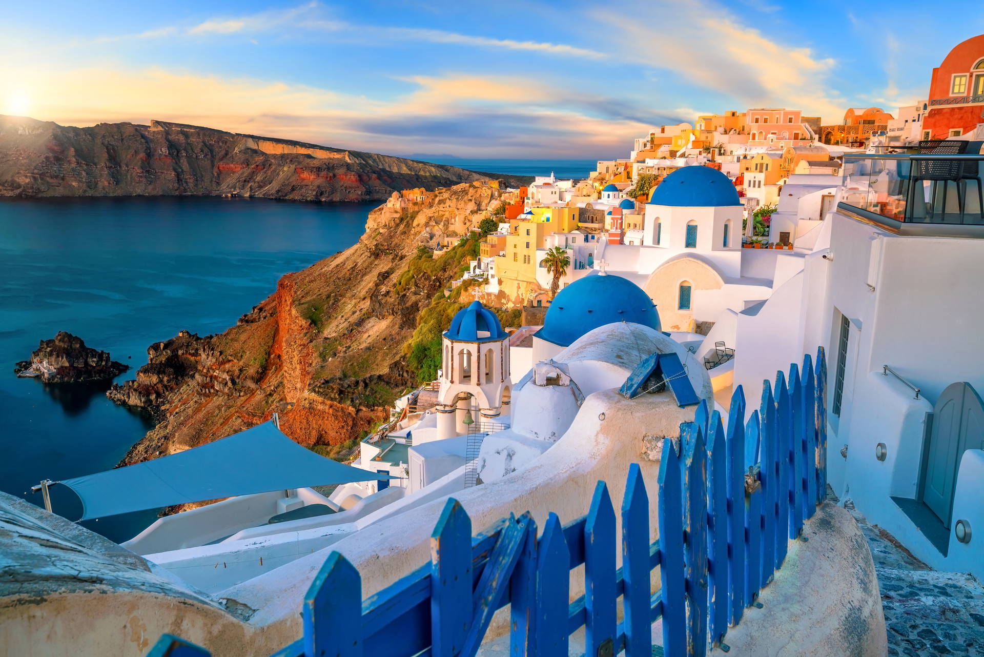 Panorama Oia na Santorini w czasie zachodu słońca.
