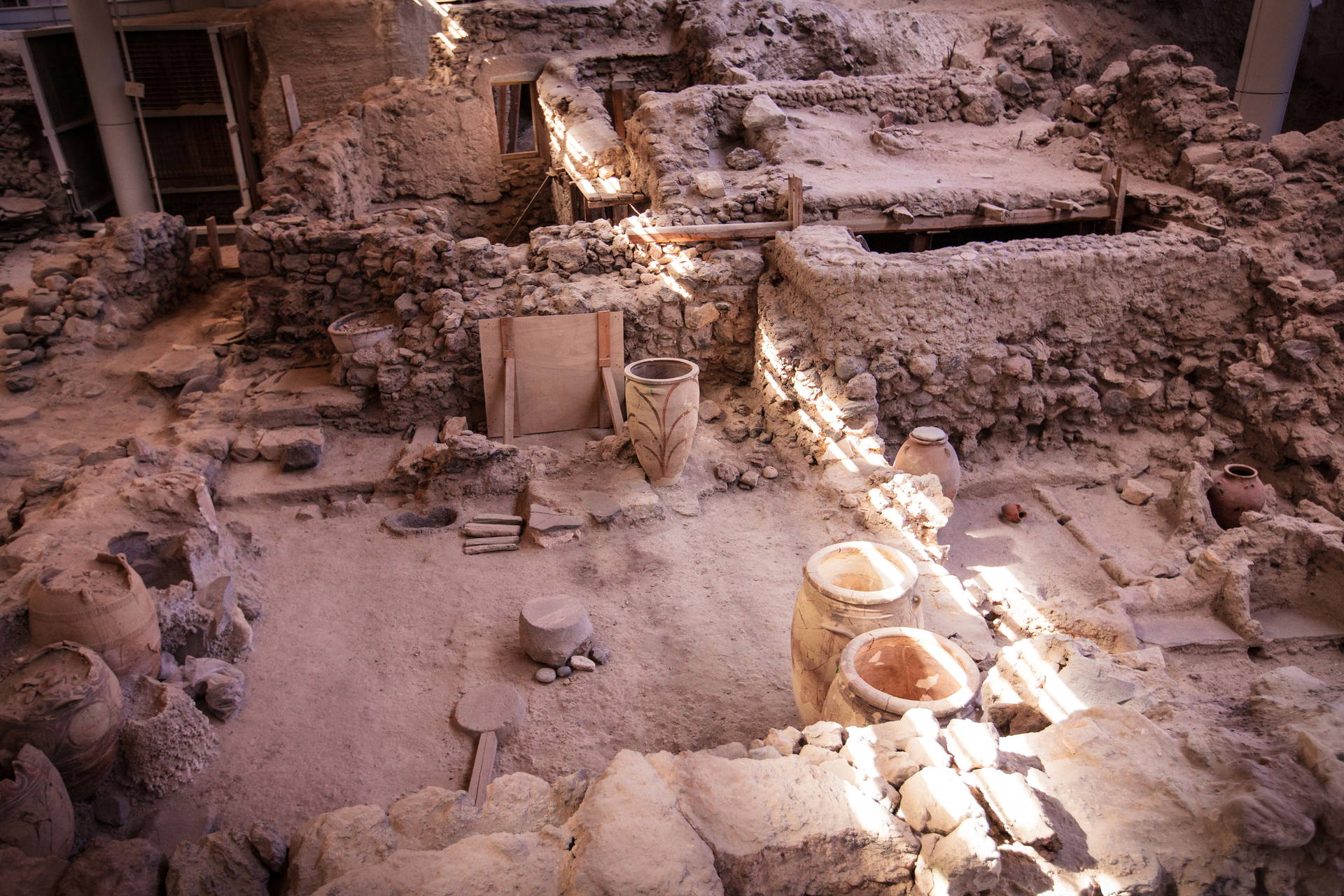 Ruiny starożytnego miasta Akrotiri na wyspie Santorini.