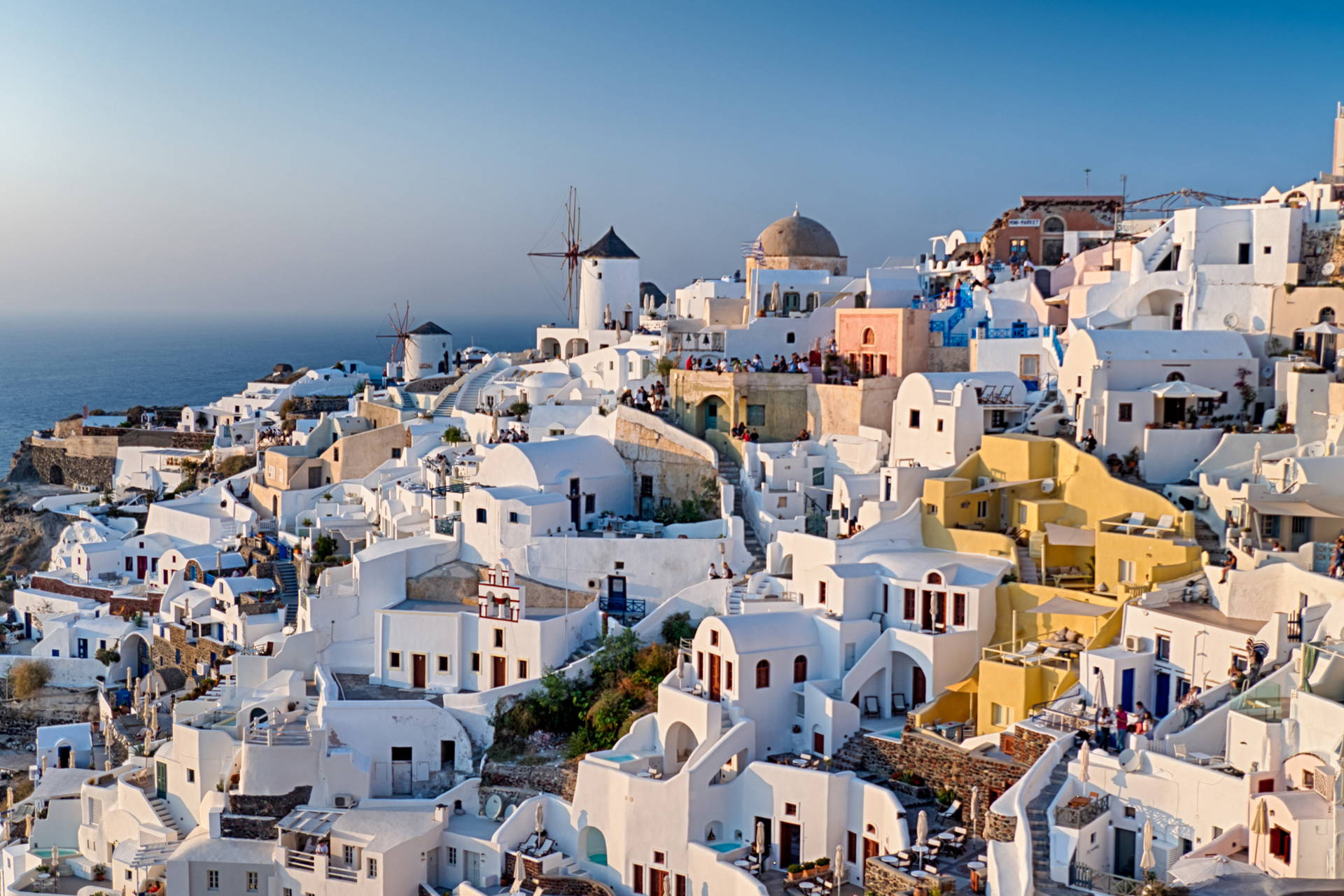 Oia na Santorini z charakterystycznymi białymi budynkami i wiatrakami.