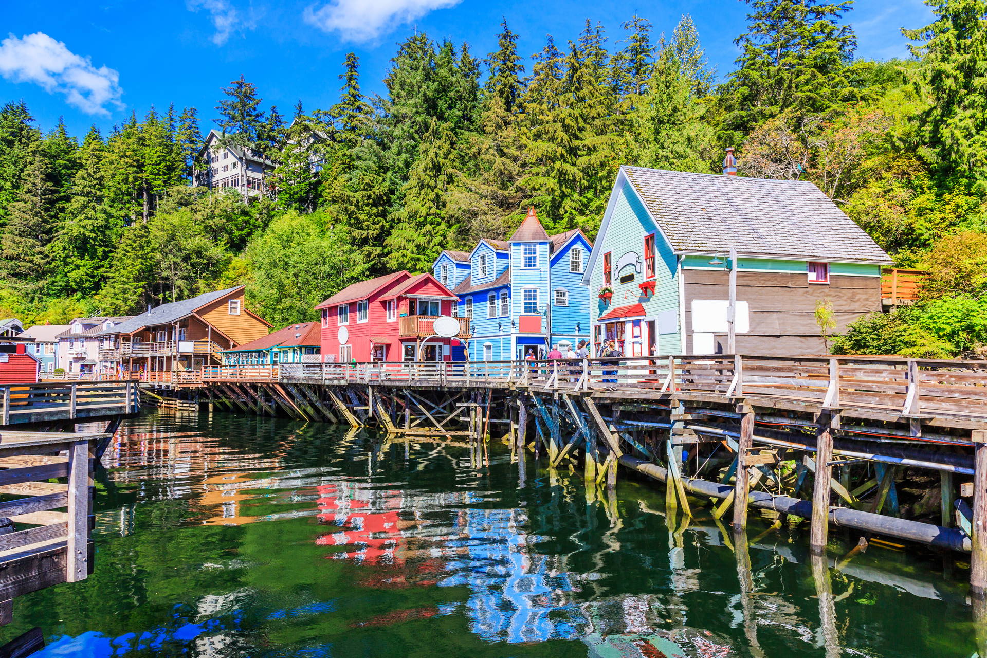 Creek Street w Ketchikan na Alasce. Domy stoją na palach nad wodą.