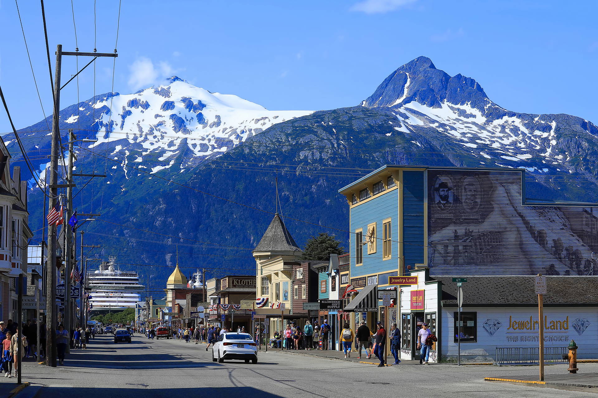 Ulica w Skagway, Alaska, z widokiem na góry.