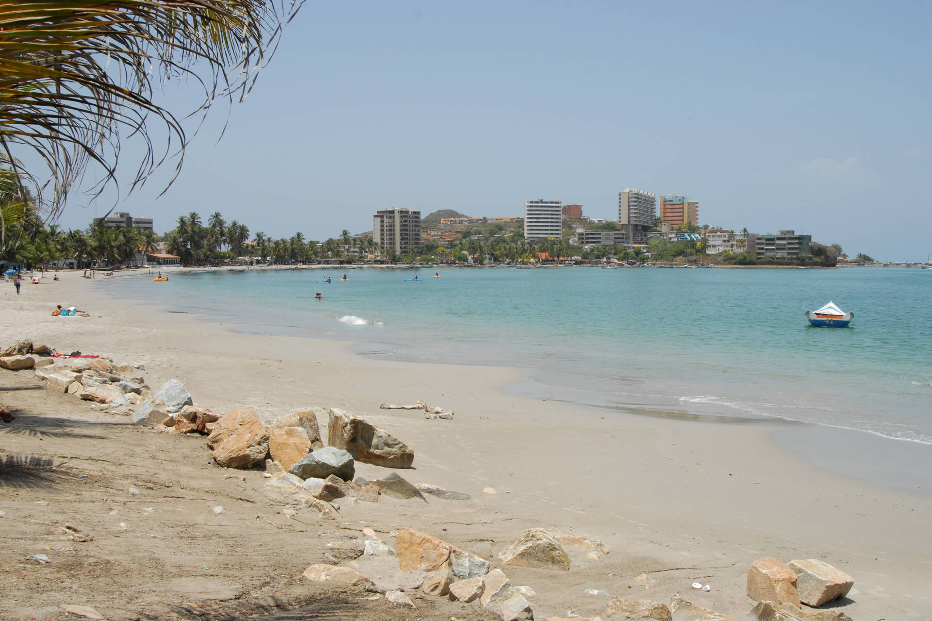 Plaża El Yaque w Wenezueli i zabudowania w tle.