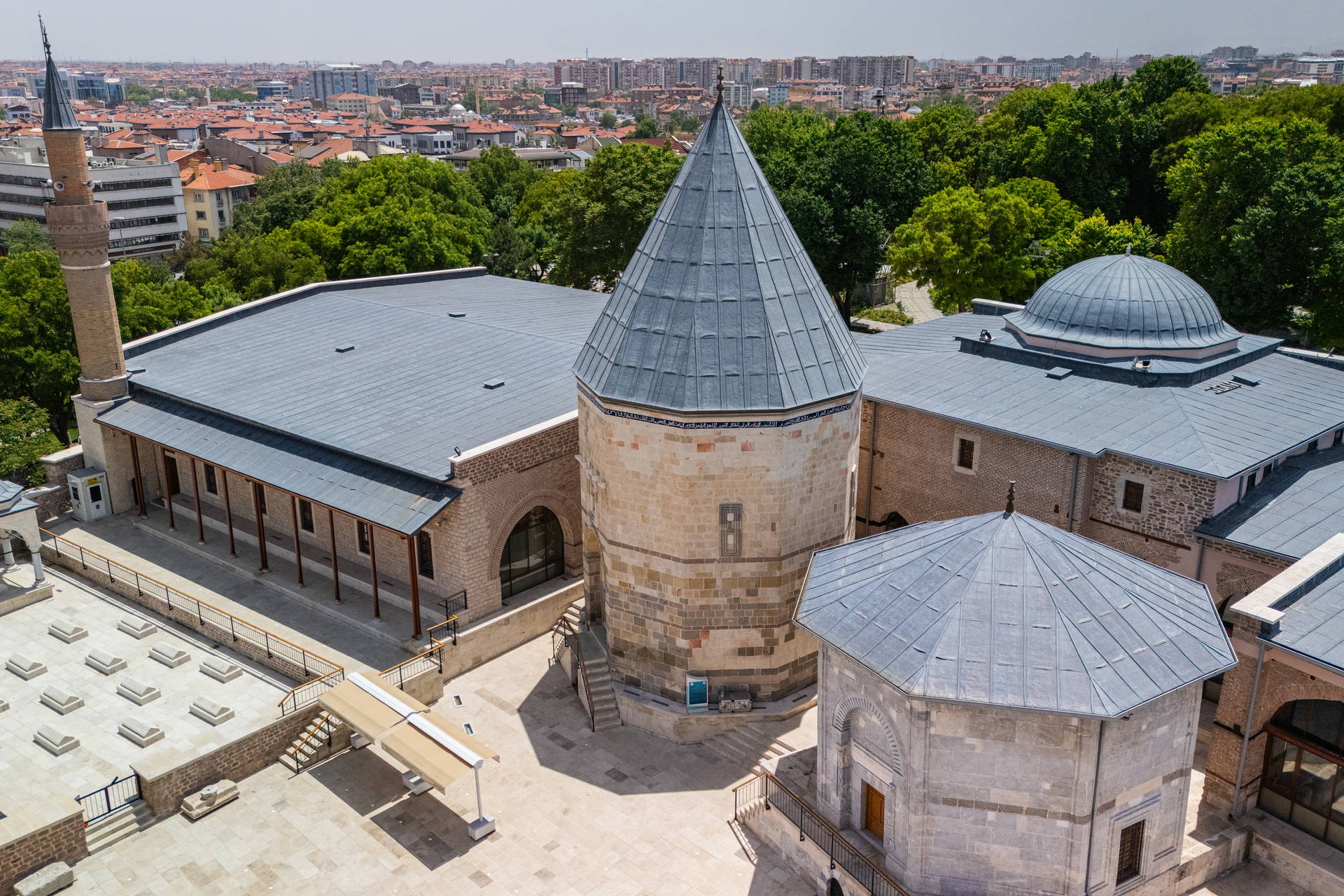 Meczet Mevlana w Konyi z lotu ptaka.